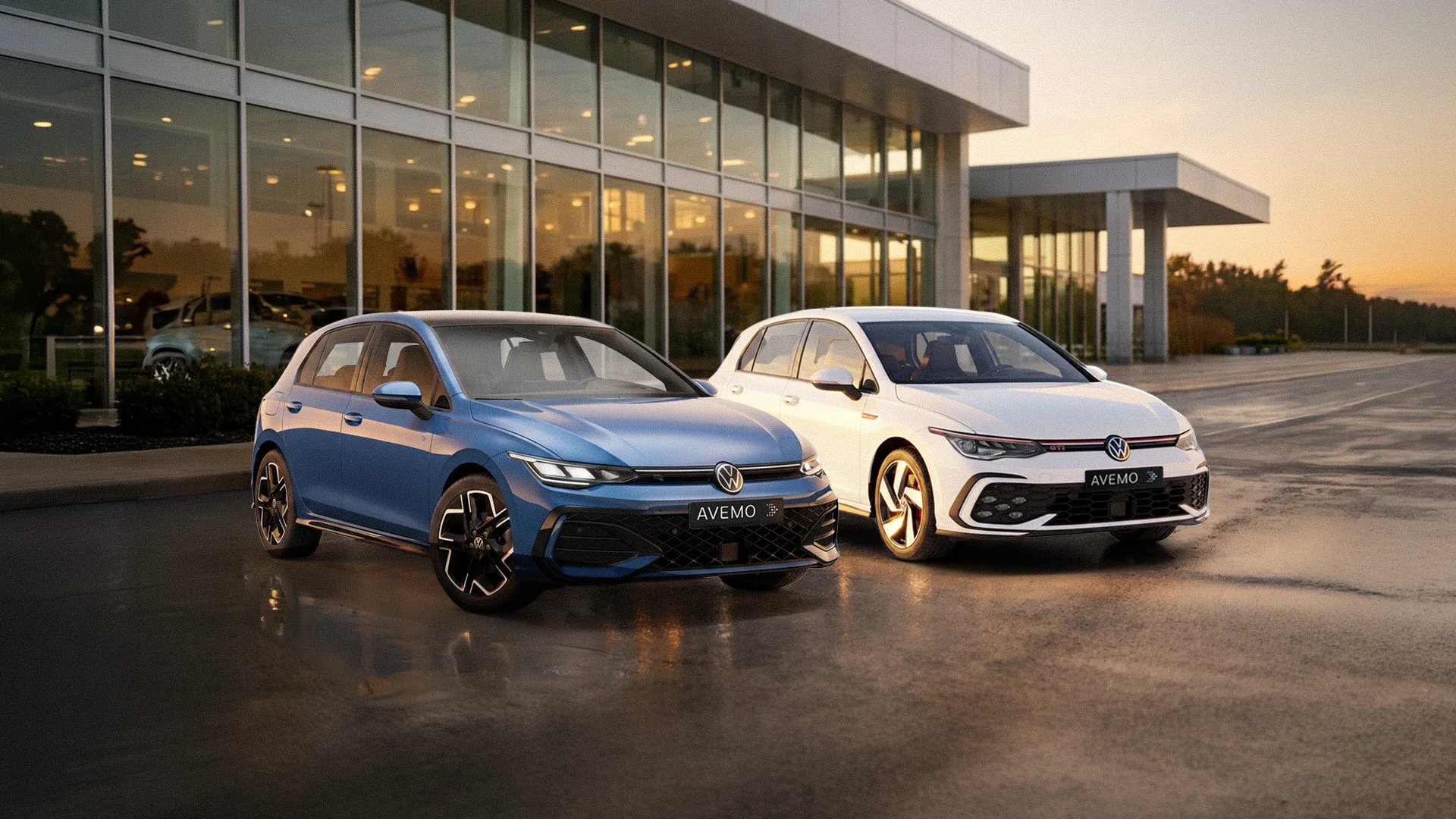 Ein blauer und ein weißer VW Golf stehen nebeneinander vor einem modernen Autohaus mit großer Glasfront. Die Szene ist in das warme, goldene Licht des Sonnenuntergangs getaucht.