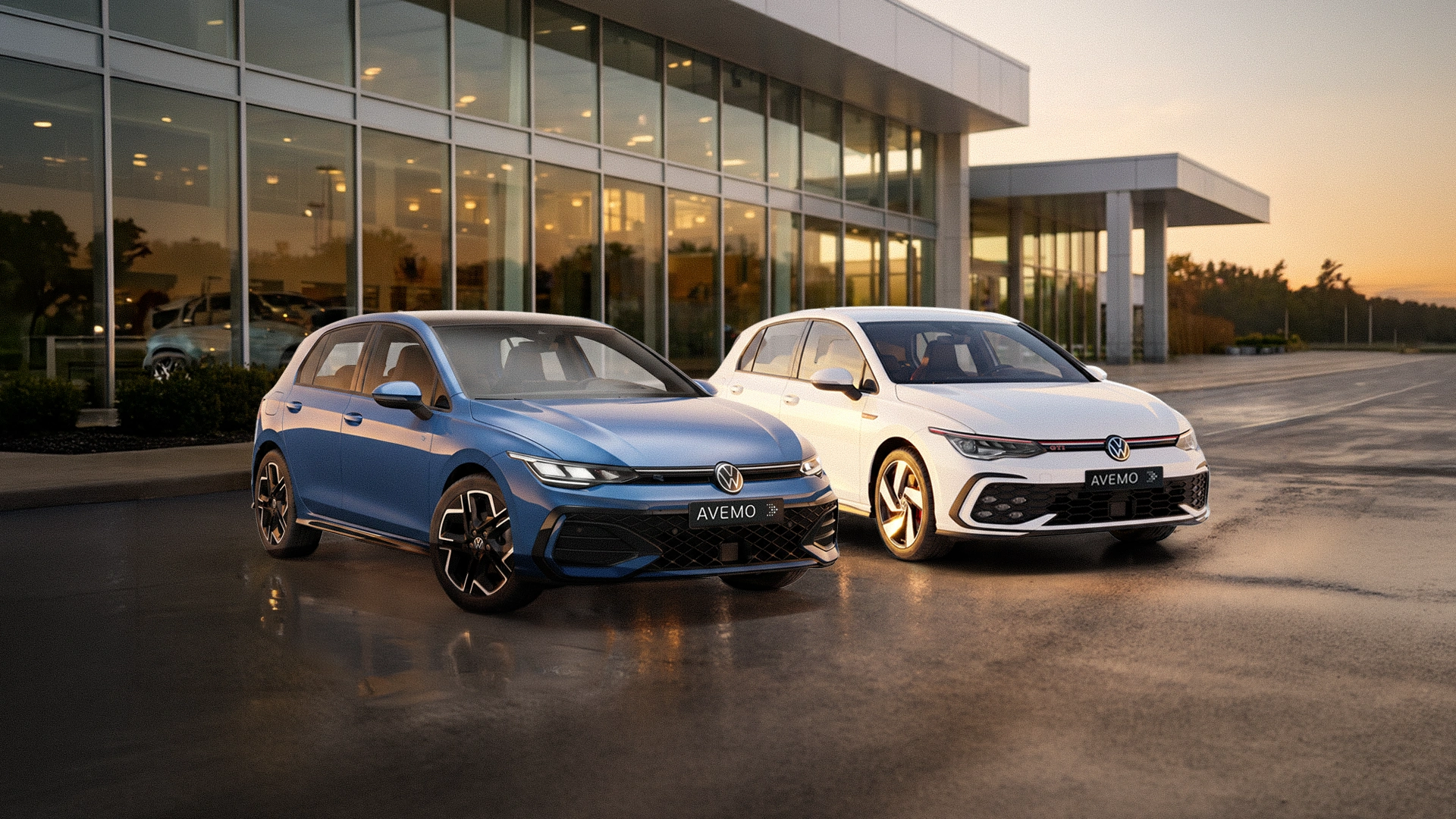 Ein blauer und ein weißer VW Golf stehen nebeneinander vor einem modernen Autohaus mit großer Glasfront. Die Szene ist in das warme, goldene Licht des Sonnenuntergangs getaucht.