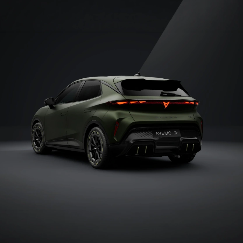 Das Heck eines grünen Cupra Raval VZ bei Nacht. Im Fokus stehen das durchgehende Leuchtenband und das beleuchtete Cupra-Logo in der Mitte. Der markante Diffusor und das VZ-Emblem unterstreichen den sportlichen Charakter des Elektroautos.