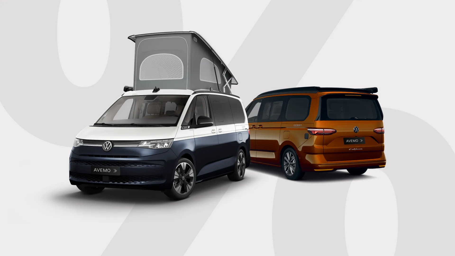 Zwei Volkswagen T7 California Wohnmobile – vorne ein zweifarbiger Bus mit aufgeklapptem Schlafdach, hinten ein orangeroter Bus in Rückansicht – stehen vor einem hellgrauen Hintergrund mit großer, angedeuteter Prozentzeichen-Grafik.