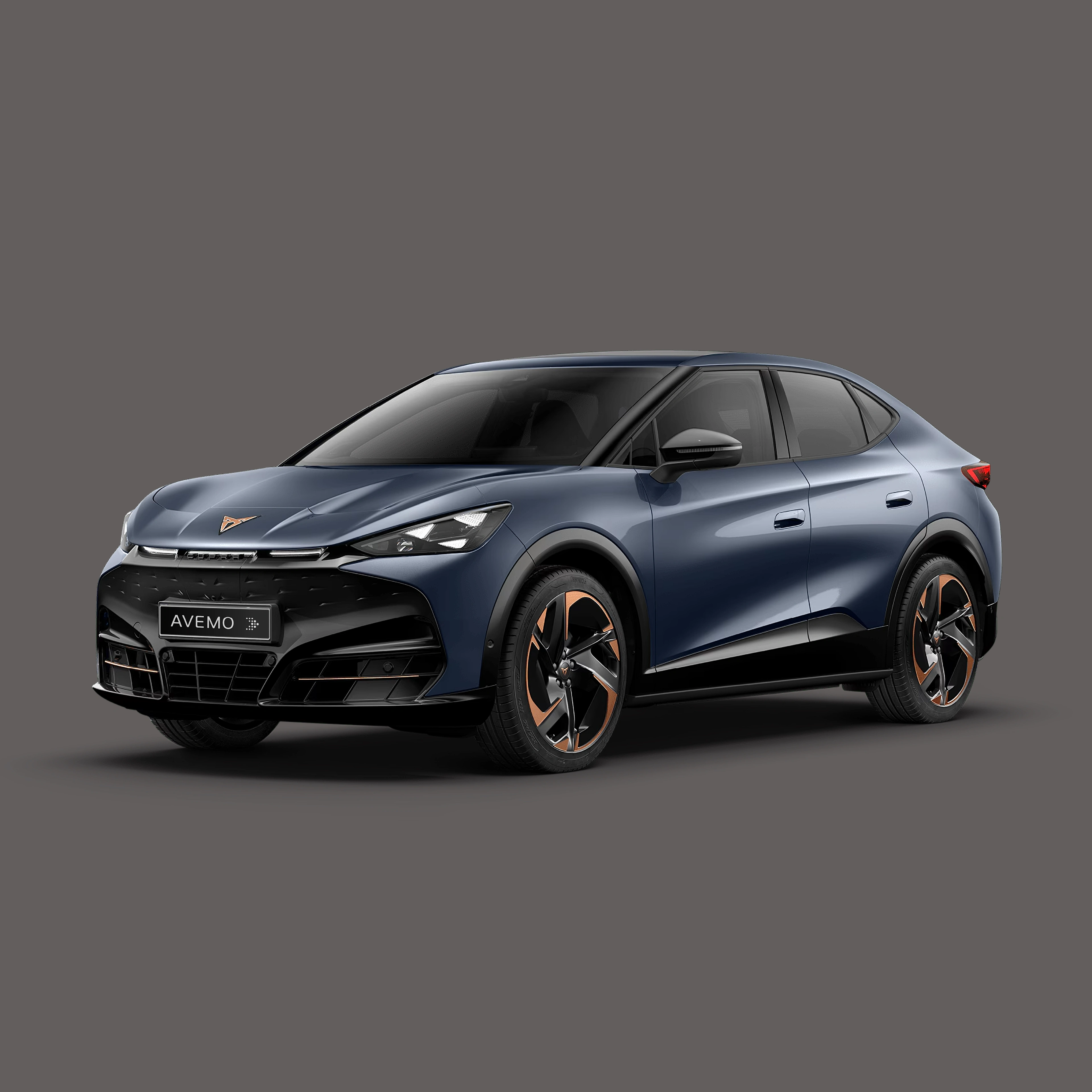 Ein dunkelblauer CUPRA Tavascan in der Dreiviertelansicht von vorne auf schlichtem grauem Hintergrund. Das sportliche Elektro-SUV zeigt markante kupferfarbene Felgen-Akzente und trägt ein AVEMO-Kennzeichen.