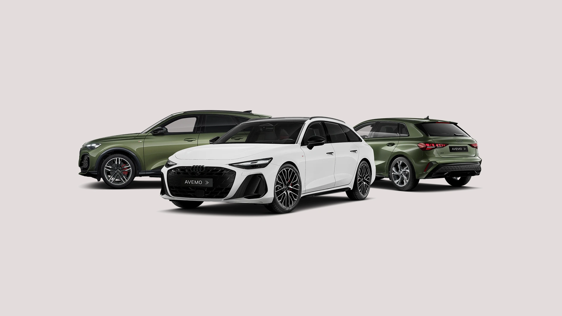 Das Bild zeigt drei Audi-Modelle von schräg vorne vor grauem Hintergrund.