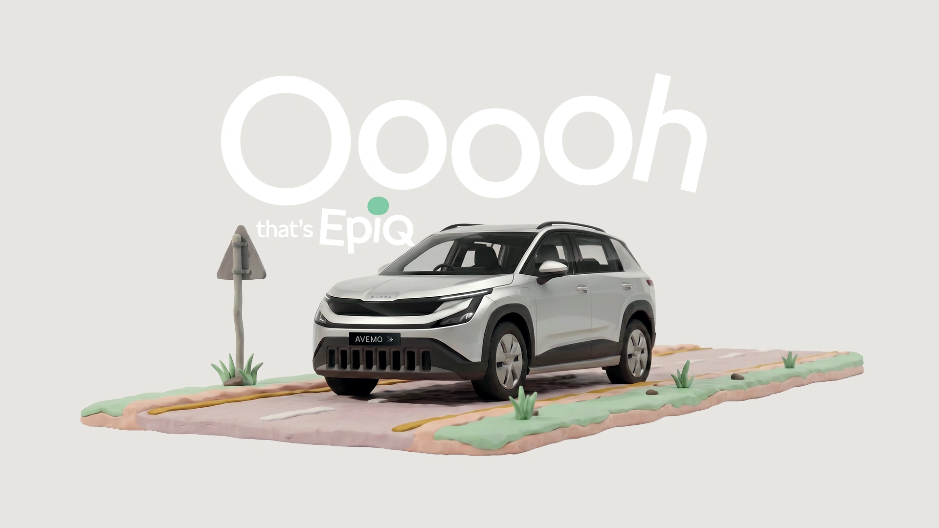 Silberfarbener Škoda Epiq auf stilisierter Straße im Modern-Solid-Design mit Schriftzug „Ooooh that’s Epiq“ im Hintergrund.