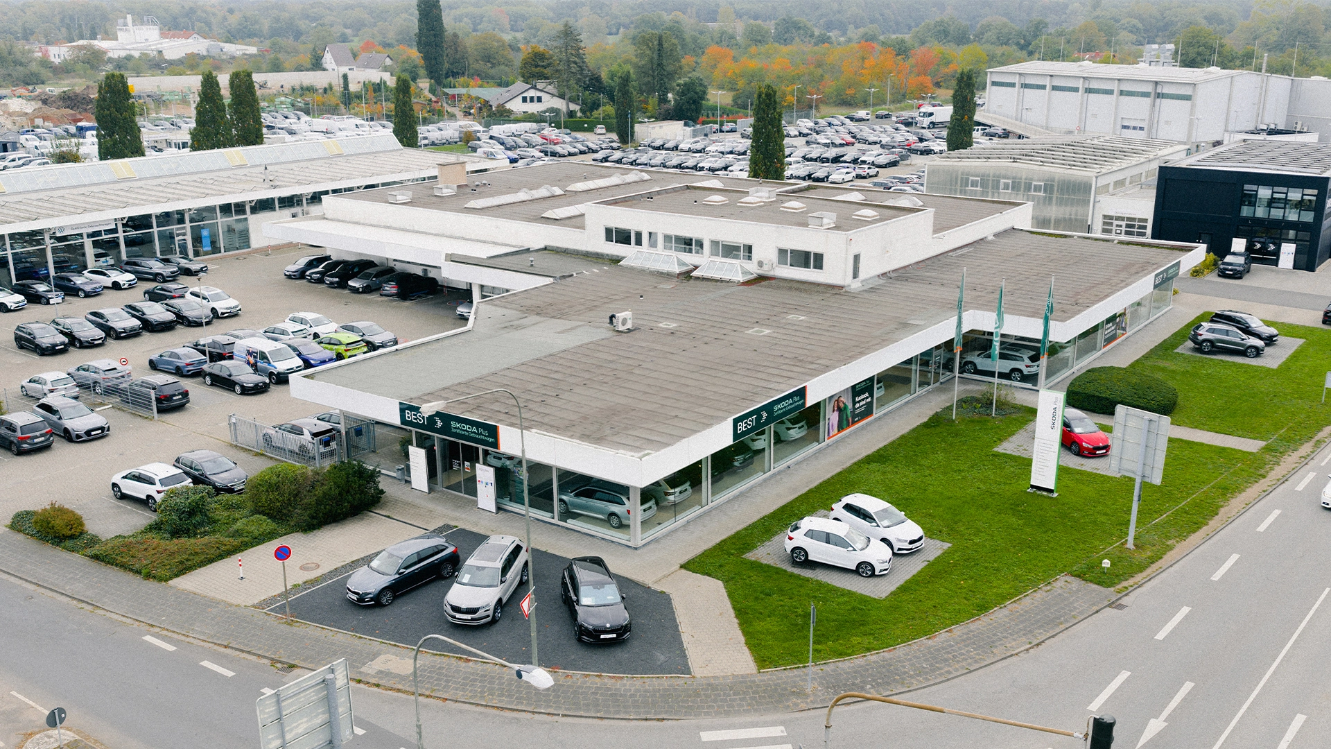 Škoda Gebrauchtwagen Mühlheim am Main Header Eine Aufnahme des Škoda Gebrauchtwagen Autohauses in Mühlheim am Main, dass die Gebäude und Škoda Fahrzeuge vor dem Gebäude zeigt.