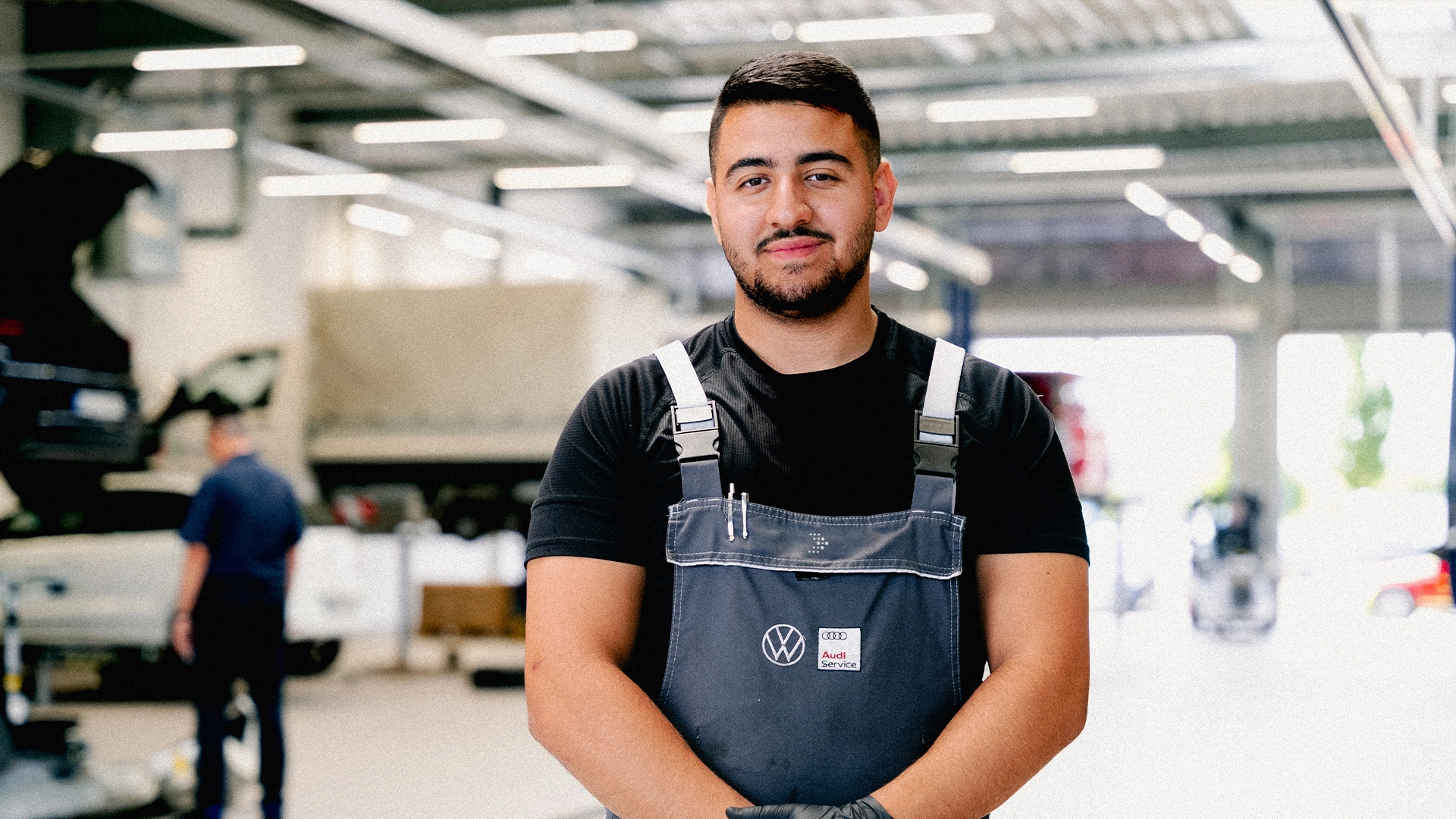 Zu sehen ist eine abstrakte Aufnahme eines CUPRA Leons im Showroom eines Autohauses. Das Bild wurde mit Bewegungsunschärfe aufgenommen und schwarz-weiß eingefärbt.