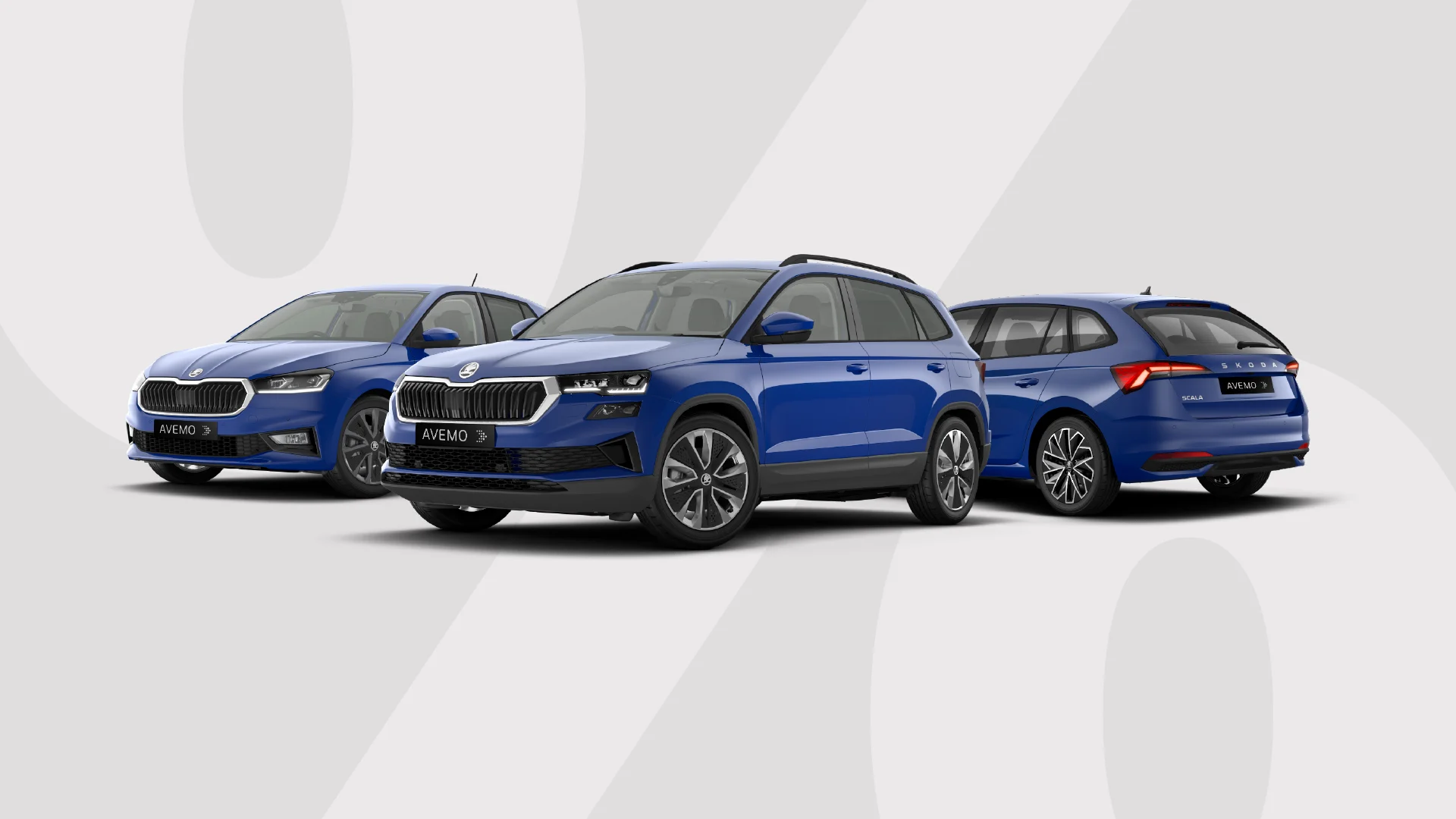 A25-0160 Skoda Balance Website Drei blaue Škoda Fahrzeuge – eine Limousine, ein SUV und ein Kombi – vor einem hellgrauen Hintergrund mit einem großen, hellen Prozentzeichen. Die Autos tragen AVEMO-Kennzeichen; rechts ist die Rückansicht des Kombis zu sehen.