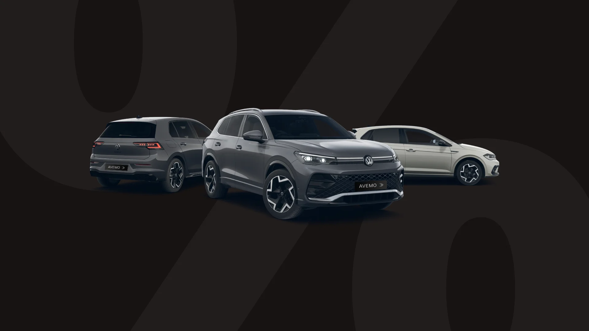 26-002 website header dark Drei Volkswagen Fahrzeuge in Grau und Weiß vor einem sehr dunklen Hintergrund mit einem großen, dezenten Prozentzeichen. Die Autos (ein Golf, ein SUV und ein Kleinwagen) tragen AVEMO-Kennzeichen und sind in verschiedenen Ansichten dargestellt.