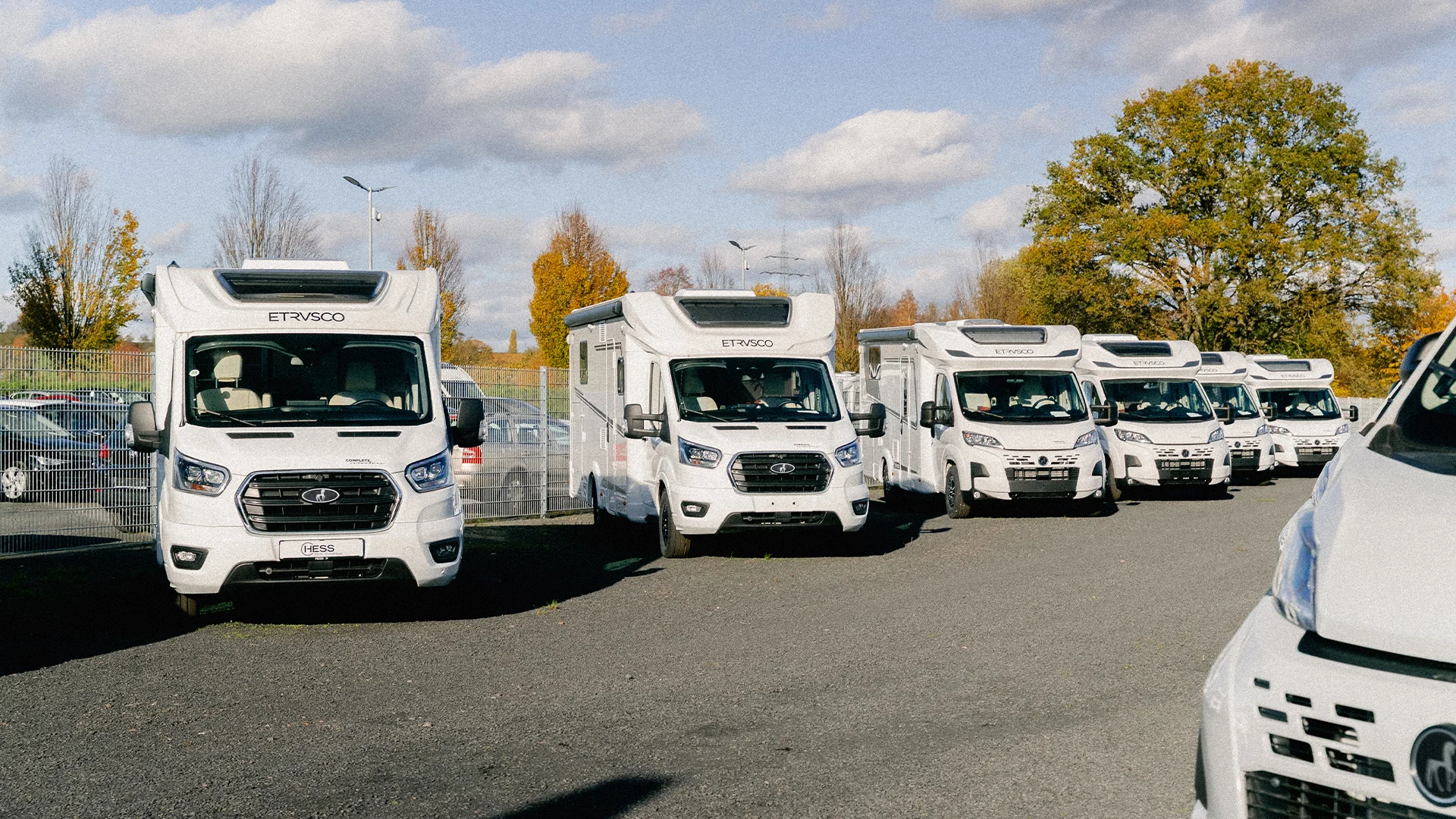 Eine Aufnahme von Etrusco Wohnmobilen, die auf einen Schotterplatz ausgestellt sind.