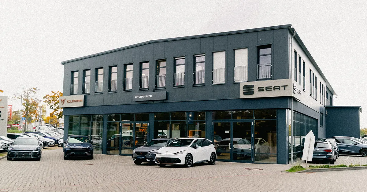Eine Aufnahme des SEAT und CUPRA Autohauses in Hofheim am Taunus, die das Gebäude und SEAT und CUPRA Fahrzeuge vor dem Gebäude zeigt.
