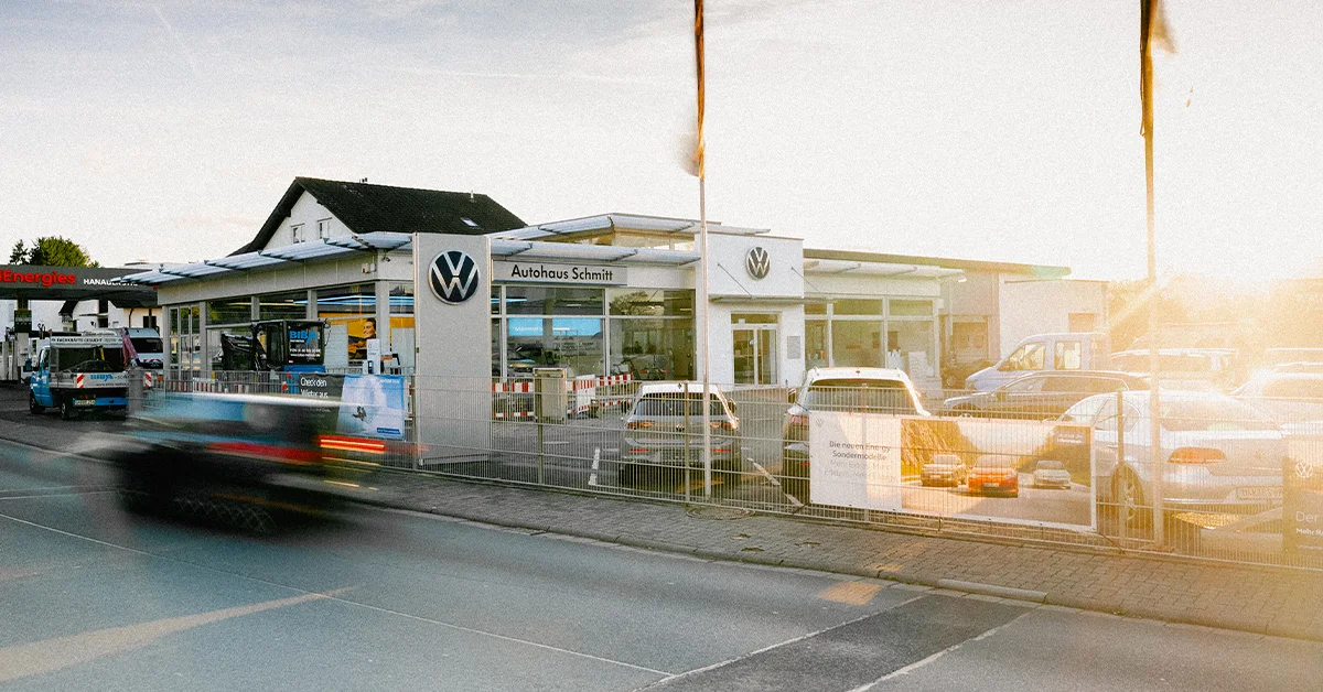 Eine Aufnahme des Volkswagen Autohauses in Freigericht, die das Gebäude und die Hanauer Straße zeigt.