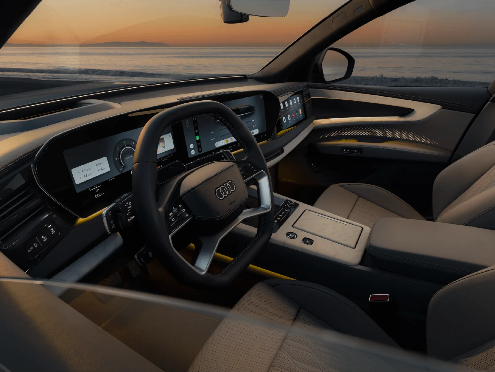 Innenansicht des Audi Cockpits mit breiter digitaler Displaylandschaft, Multifunktionslenkrad und dezenter Ambientebeleuchtung. Durch die Frontscheibe fällt der Blick auf das Meer bei Sonnenuntergang.