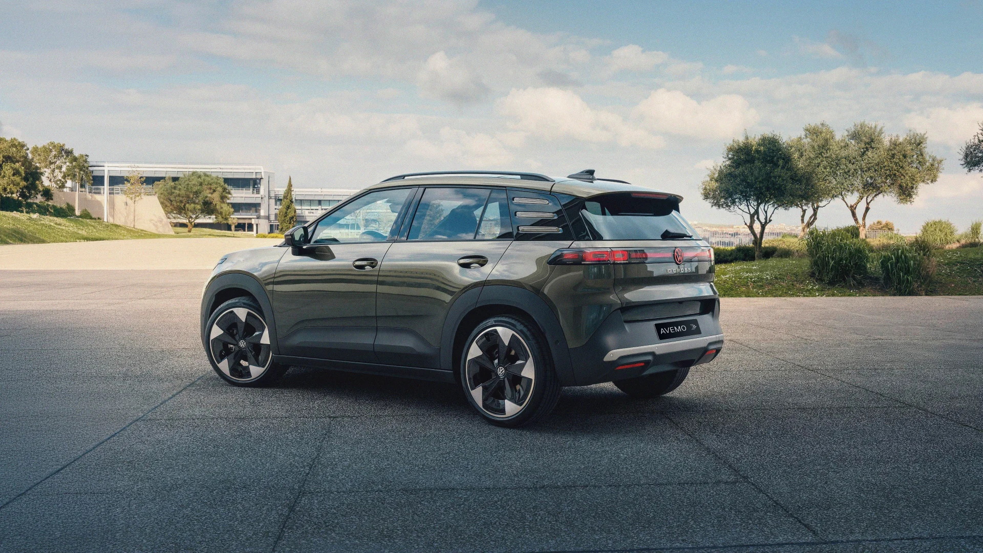 26-114 website Grüner Volkswagen ID. CROSS in der Heckansicht mit AVEMO Kennzeichen