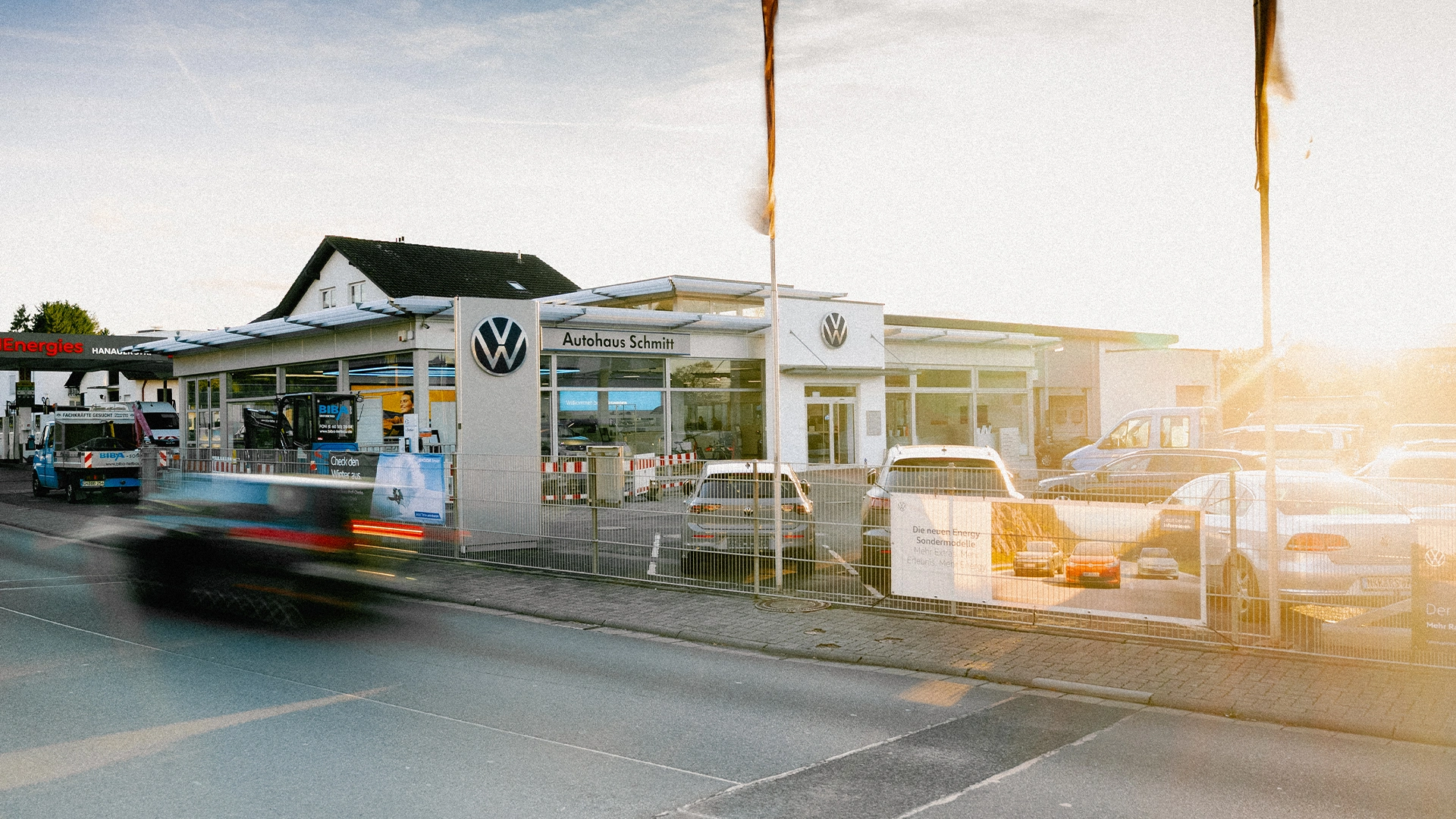 Eine Aufnahme des Volkswagen Autohauses in Freigericht, dass das Gebäude und die Hanauer Straße zeigt.