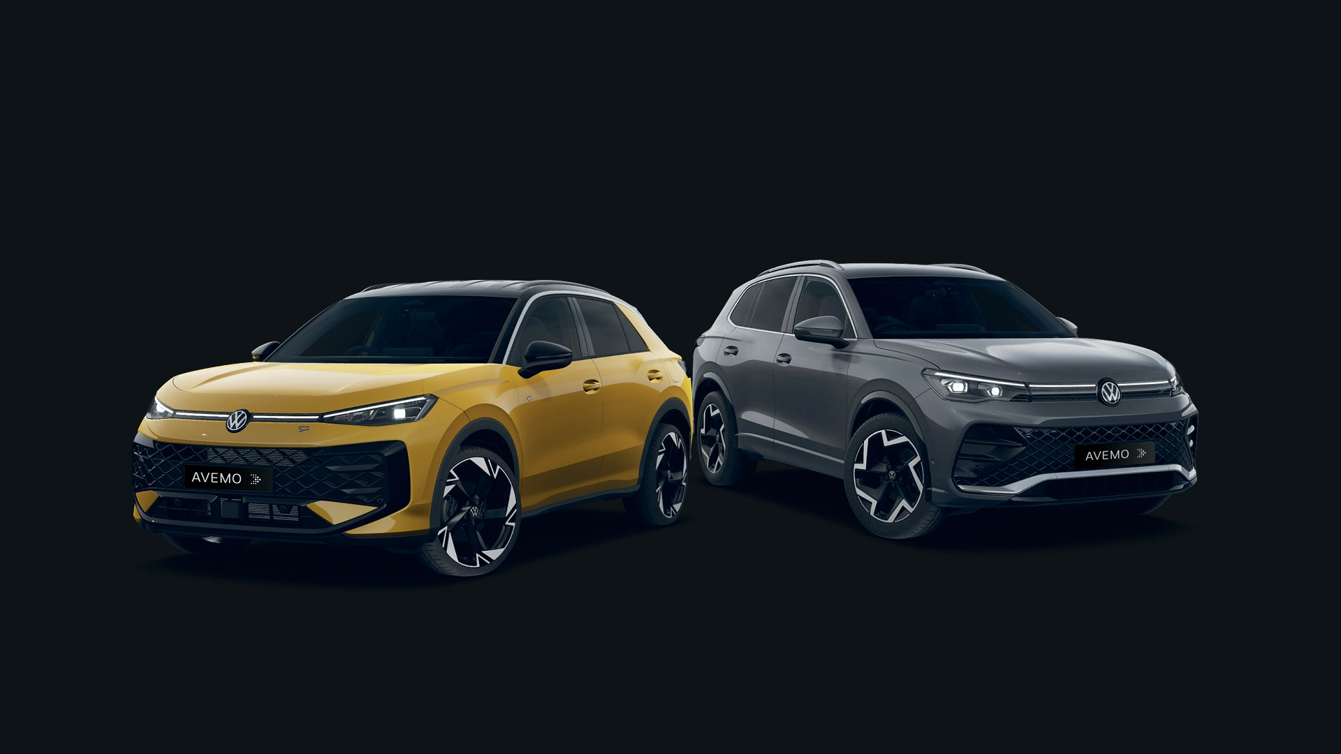 26-043 VW SUV Frühling Ein gelber VW T-Roc und ein dunkelgrauer VW Tiguan stehen nebeneinander vor einem schwarzen Hintergrund. Beide Fahrzeuge tragen das AVEMO-Kennzeichen und präsentieren ihr modernes Design mit markanten LED-Scheinwerfern und großen Alufelgen.