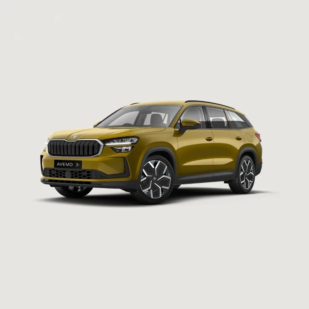 Ein gold-gelfarbener Skoda Kodiaq SUV in der Schrägansicht von vorne auf hellem Hintergrund. Das Fahrzeug zeigt markante, zweifarbige Leichtmetallfelgen und trägt ein Kennzeichen mit der Aufschrift „AVEMO“.