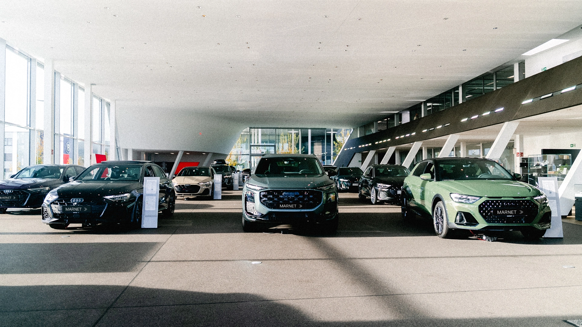 Marnet Header Eine Innenaufnahme des Audi Zentrums in Bad Homburg / Oberursel, die den Showroom und einige Audi Modelle zeigt.