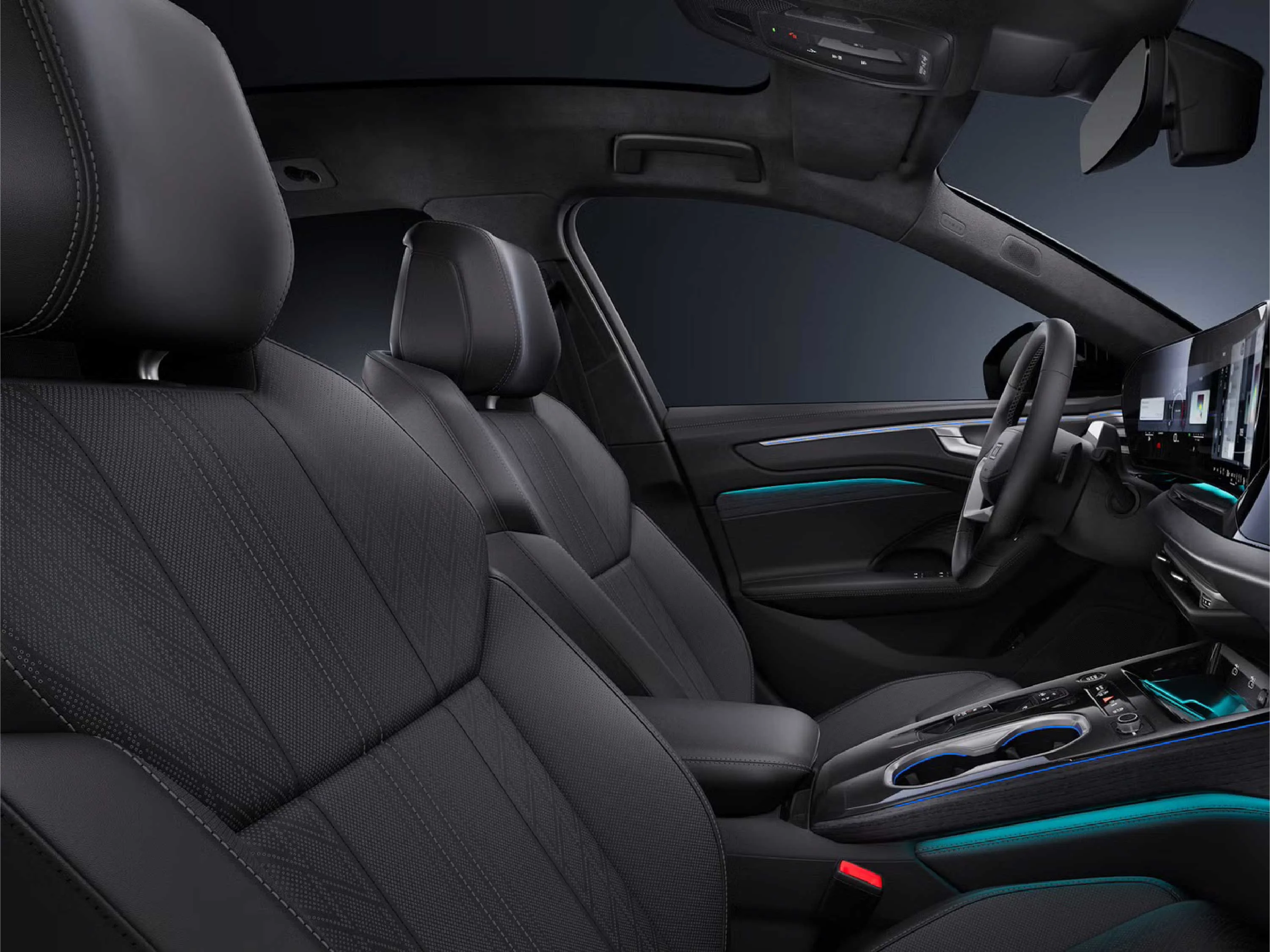 Innenraum eines modernen Fahrzeugs mit schwarzen Sitzen, Ambientebeleuchtung und digitalem Cockpit.