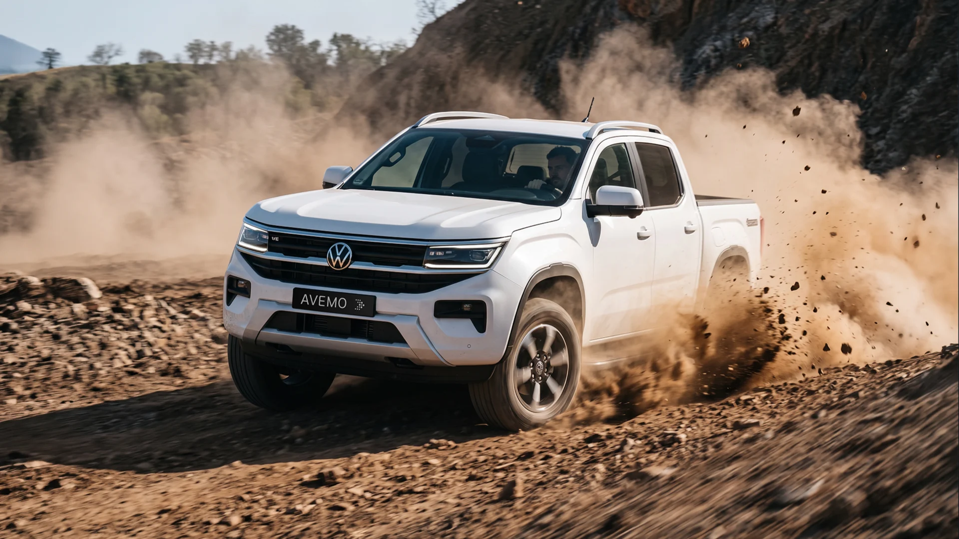Weißer Volkswagen Amarok fährt dynamisch durch unwegsames Gelände.