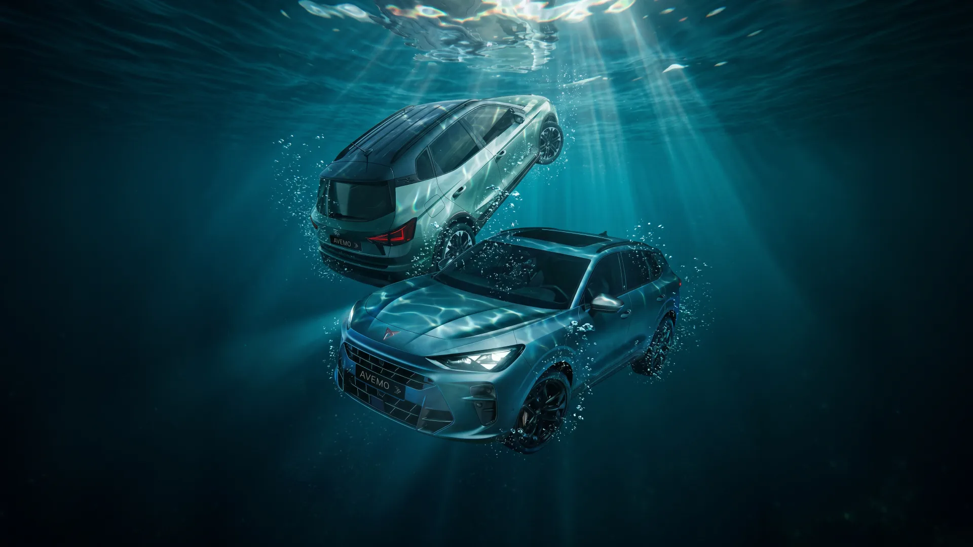 26-013 website header Zwei moderne Cupra SUVs schweben unter Wasser im tiefblauen Meer. Sonnenstrahlen brechen durch die Wasseroberfläche und beleuchten die Fahrzeuge, während Luftblasen um sie herum aufsteigen. Auf den Nummernschildern steht "AVEMO".
