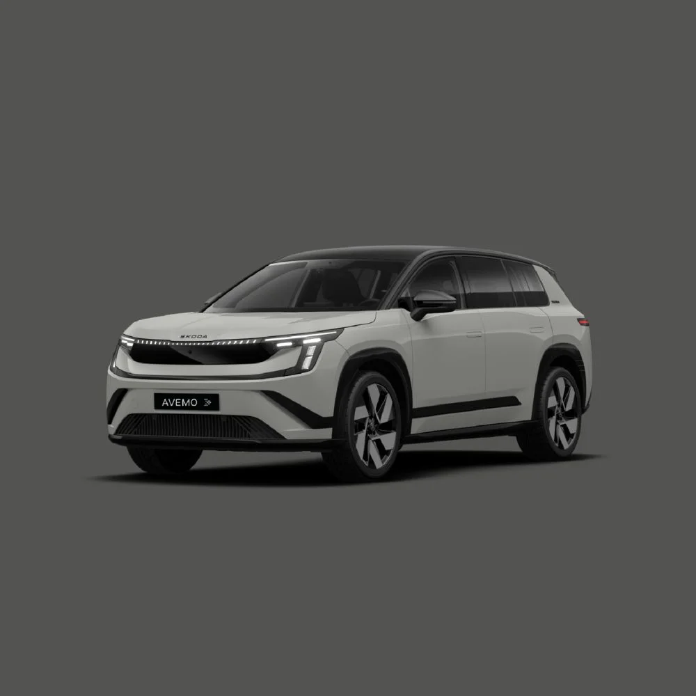 Ein weißer Skoda SUV (Elektrofahrzeug) mit schwarzem Dach steht schräg vor einem dunkelgrauen Hintergrund. Das Fahrzeug zeigt die moderne Frontpartie mit durchgehendem LED-Leuchtband und trägt das Kennzeichen „AVEMO“.