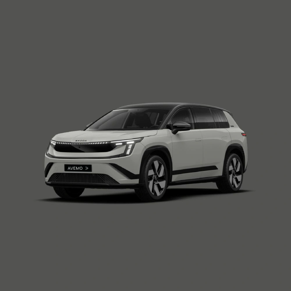 Ein weißer Skoda SUV (Elektrofahrzeug) mit schwarzem Dach steht schräg vor einem dunkelgrauen Hintergrund. Das Fahrzeug zeigt die moderne Frontpartie mit durchgehendem LED-Leuchtband und trägt das Kennzeichen „AVEMO“.