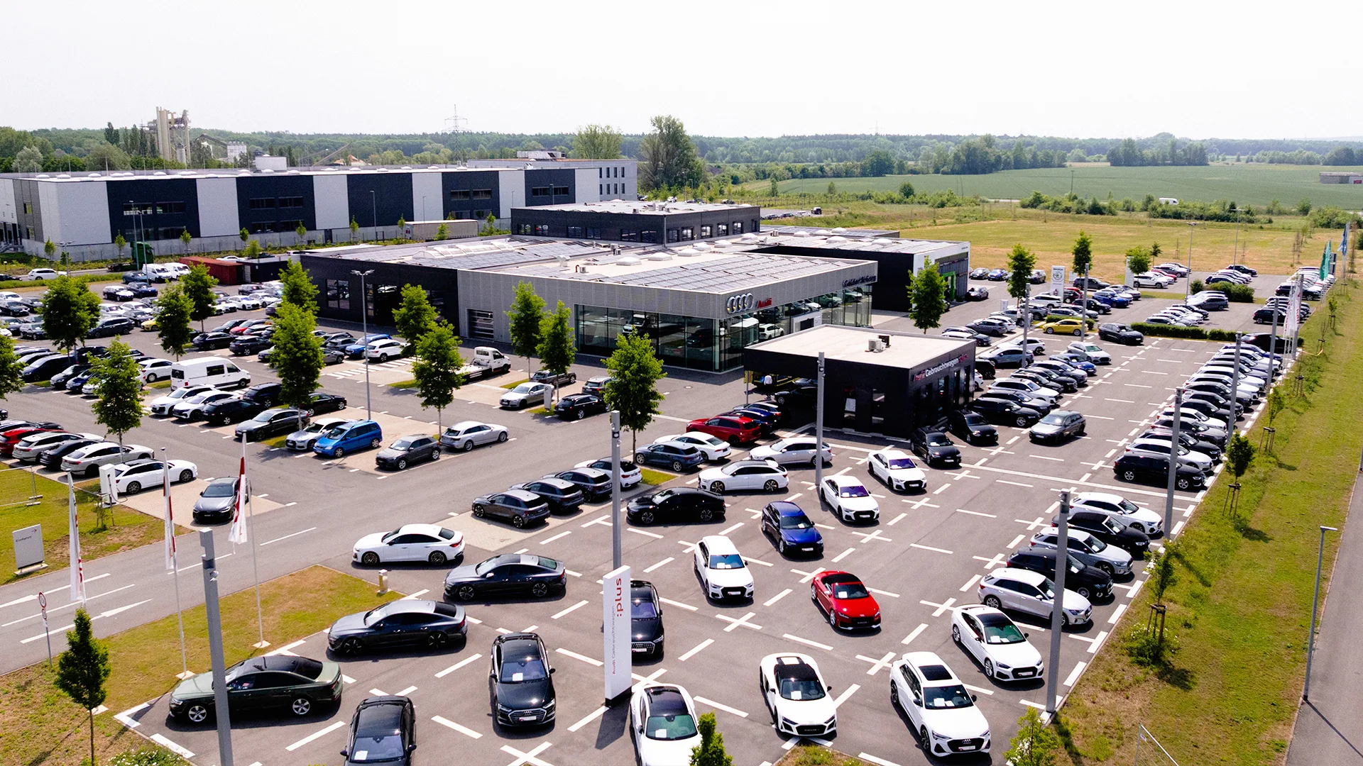 Eine Aufnahme des Audi Autohauses in Schweinfurt aus der Vogelperspektive mit Blick auf den Hof und das Gebäude.