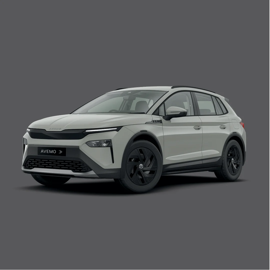 Ein Skoda Elektro-SUV in hellem Pastellgrün präsentiert sich in einer Studioaufnahme vor grauem Hintergrund. Das Fahrzeug ist von schräg vorne zu sehen, ausgestattet mit schwarzen Felgen und dem AVEMO-Kennzeichen.