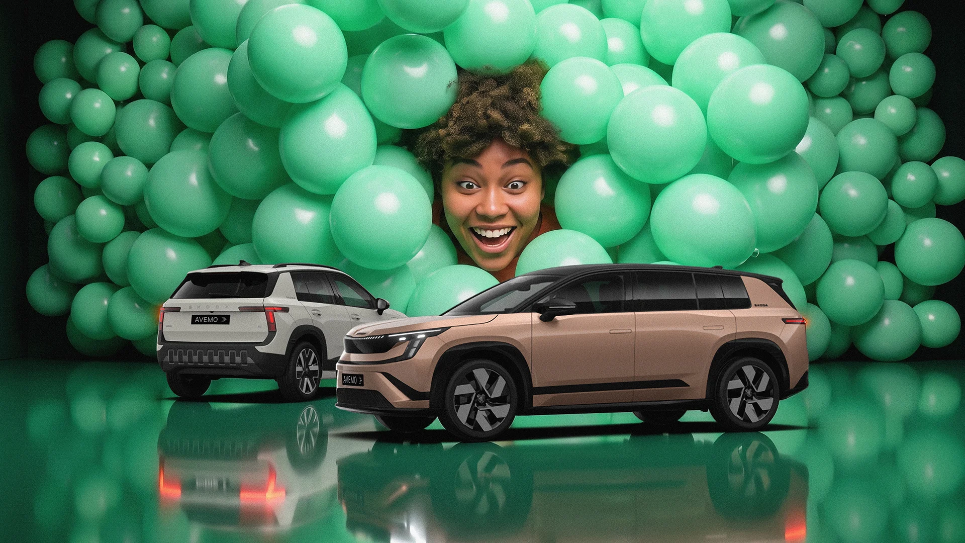 Eine lächelnde Frau schaut aus einem Meer hellgrüner Luftballons. Im Vordergrund stehen zwei ŠKODA SUVs auf grün reflektierendem Boden: rechts ein beigefarbener SUV von der Seite, links ein weißer SUV von schräg hinten mit AVEMO-Kennzeichen.