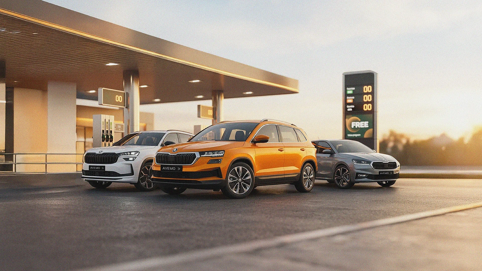 Drei moderne Skoda-Modelle mit AVEMO-Kennzeichen – ein weißer SUV, ein orangefarbener SUV und ein grauer Kompaktwagen – parken nebeneinander an einer modern beleuchteten Tankstelle während der Abenddämmerung.