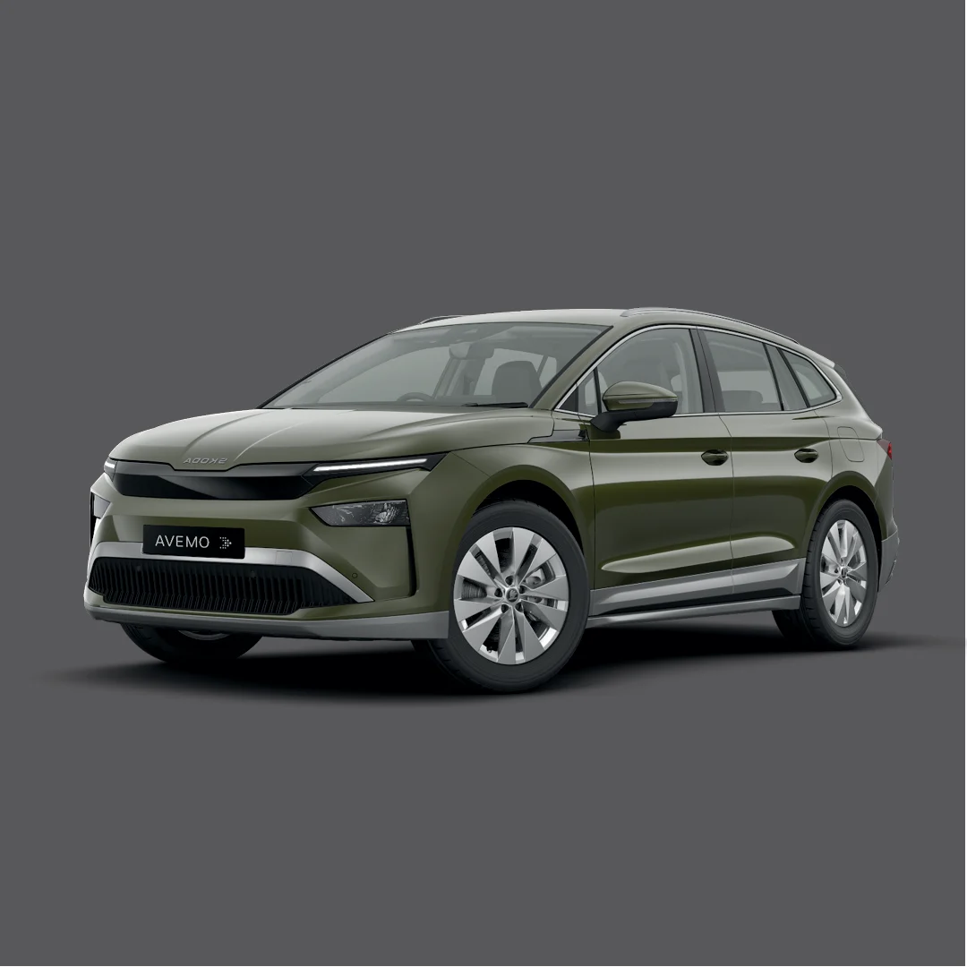 Ein dunkelgrüner Skoda Elektro-SUV steht in einer Studioaufnahme vor einem schlichten, grauen Hintergrund. Das Fahrzeug ist von schräg vorne abgebildet, trägt das AVEMO-Kennzeichen und zeigt silberne Felgen sowie moderne LED-Tagfahrlichter.