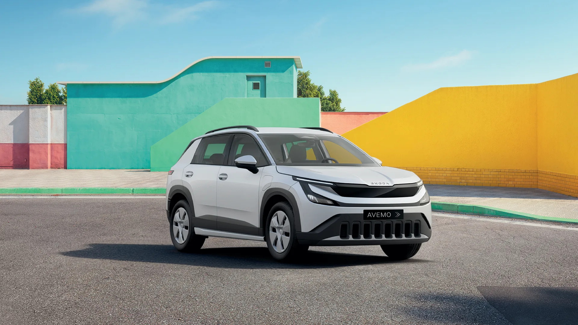 A25-0177 Skoda Epiq ME V2 Website Ein kompakter, weißer Skoda SUV mit AVEMO-Kennzeichen steht auf einer Straße vor einer modernen, minimalistischen Kulisse aus farbblockierten Wänden in leuchtendem Türkis und Gelb unter blauem Himmel.