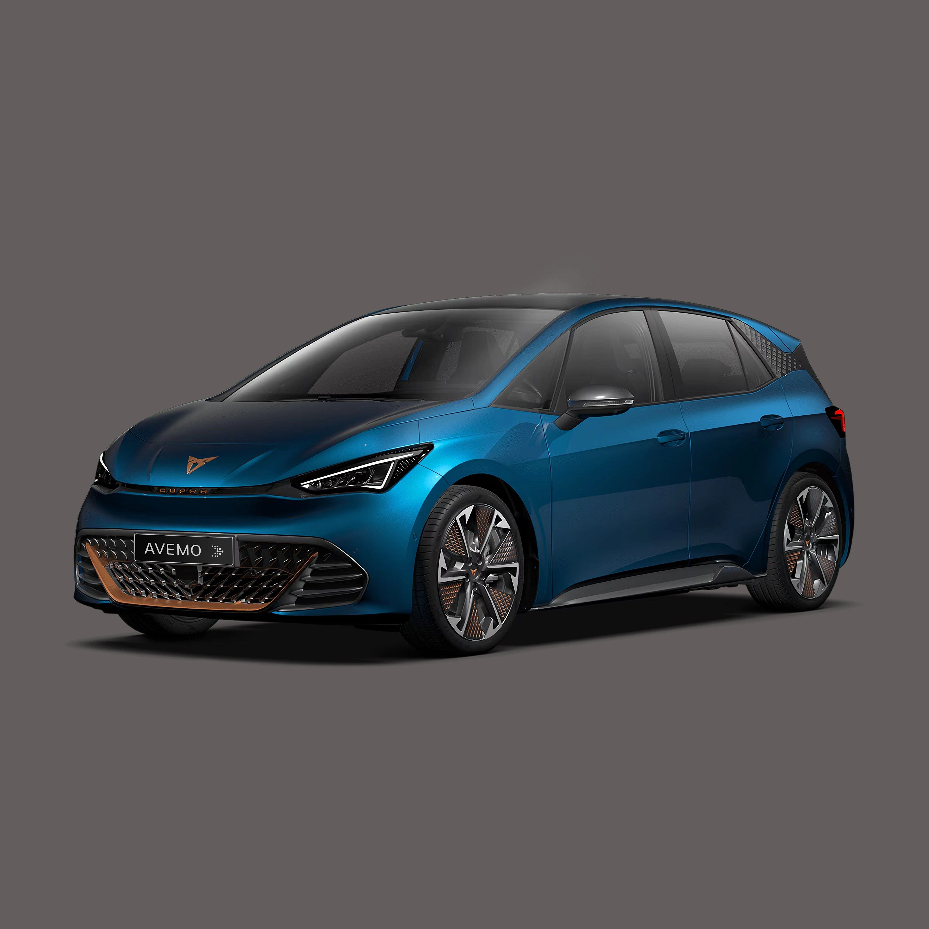 Ein dunkelblauer CUPRA Born in der Dreiviertelansicht von vorne auf einem dunkelgrauen Hintergrund. Das Elektroauto besticht durch markante kupferfarbene Akzente an den Felgen und der Front sowie ein AVEMO-Kennzeichen.