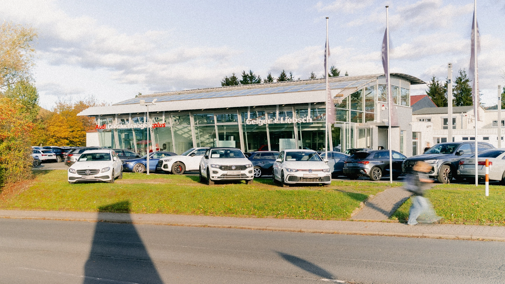 Audi Linsengericht Header Eine Aufnahme des Audi Gebrauchtwagen :plus Autohauses in Linsengericht, dass das Gebäude und Audi Fahrzeuge vor dem Gebäude, sowie die Gelnhäuser Straße zeigt.