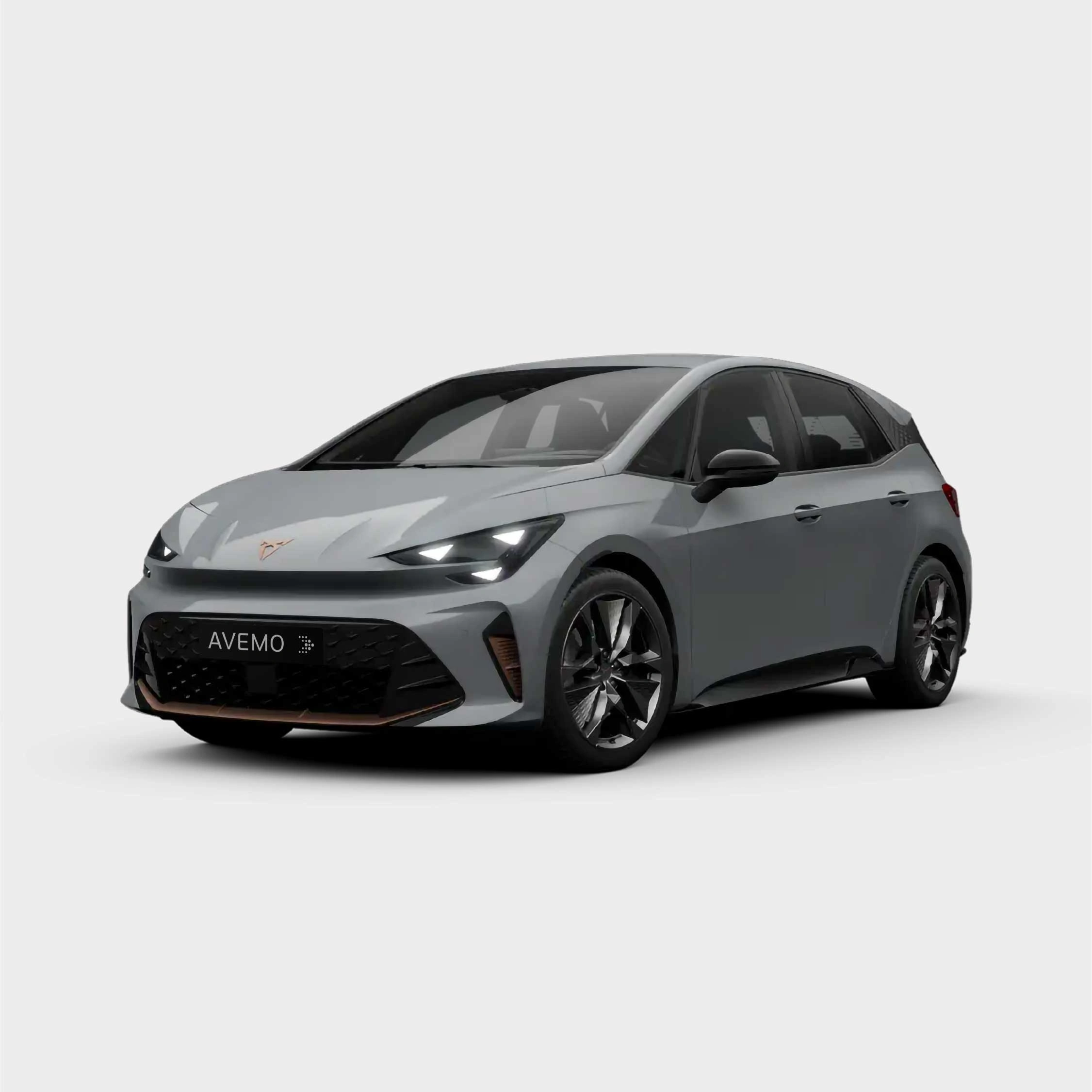 Ein grauer CUPRA Born in der Dreiviertelansicht von vorne auf einem hellgrauen Hintergrund. Das Elektroauto besticht durch markante kupferfarbene Akzente an den Felgen und der Front sowie ein AVEMO-Kennzeichen.