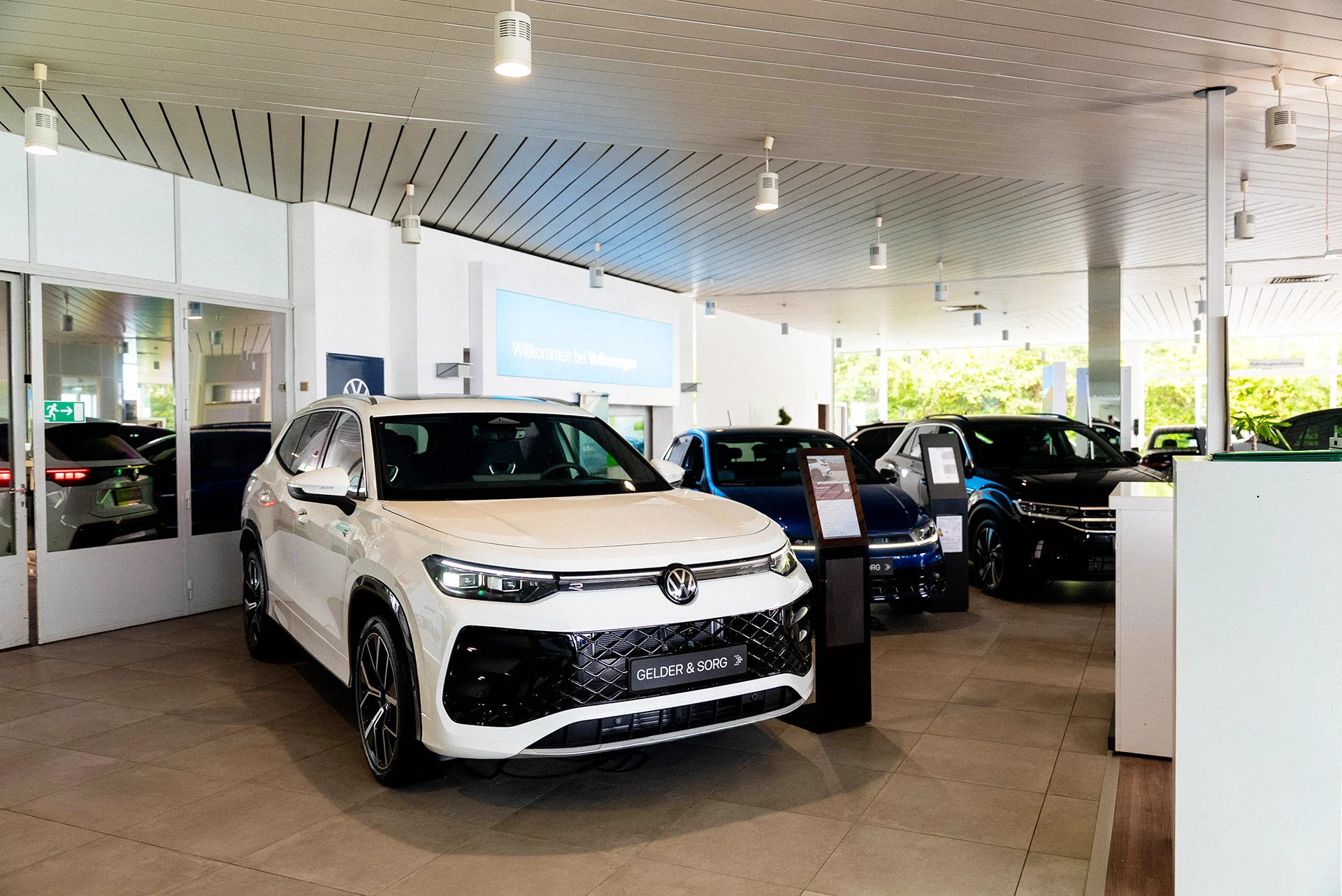 Der VW Showroom des AVEMO Autohauses Gelder & Sorg in Lichtenfels mit einer Auswahl an neuen Volkswagen Modellen, präsentiert in einer hellen, einladenden Ausstellung.