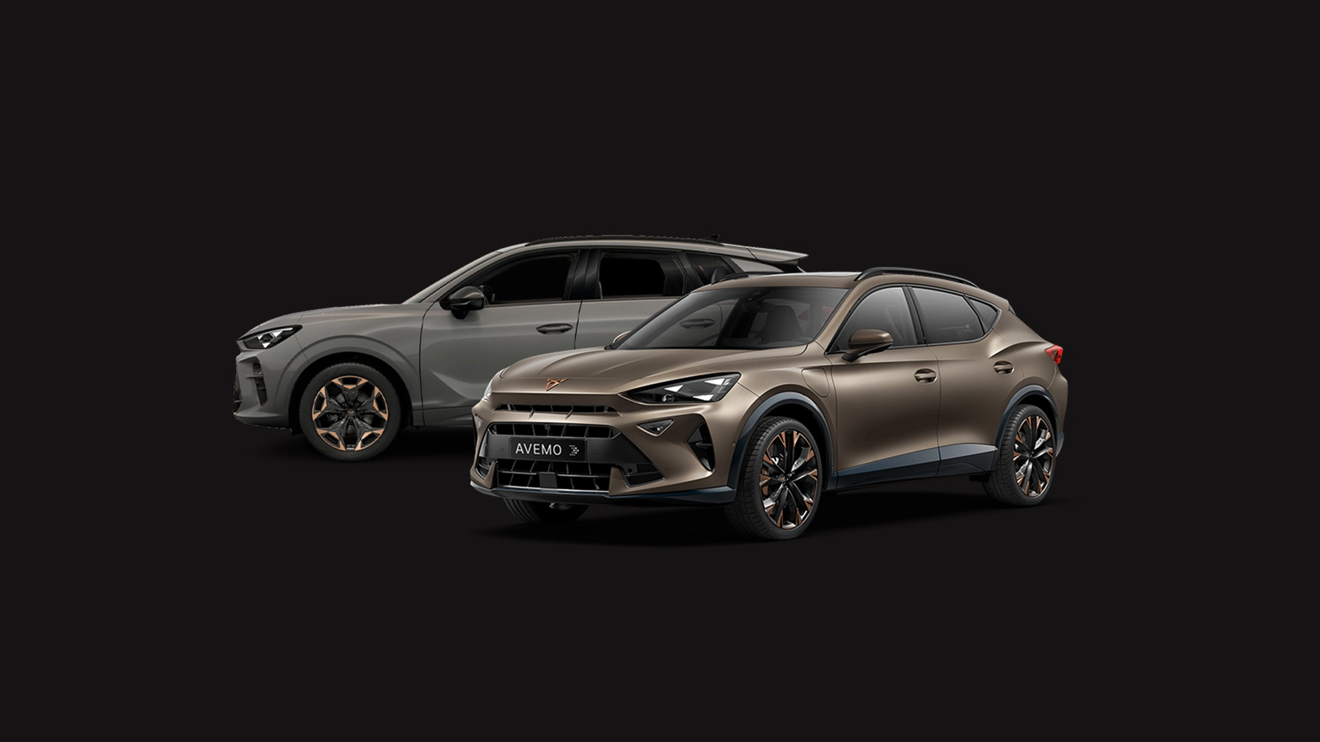 Eine Grafik, die zwei CUPRA Fahrzeuge auf dunkelgrauem Hintergrund zeigt.