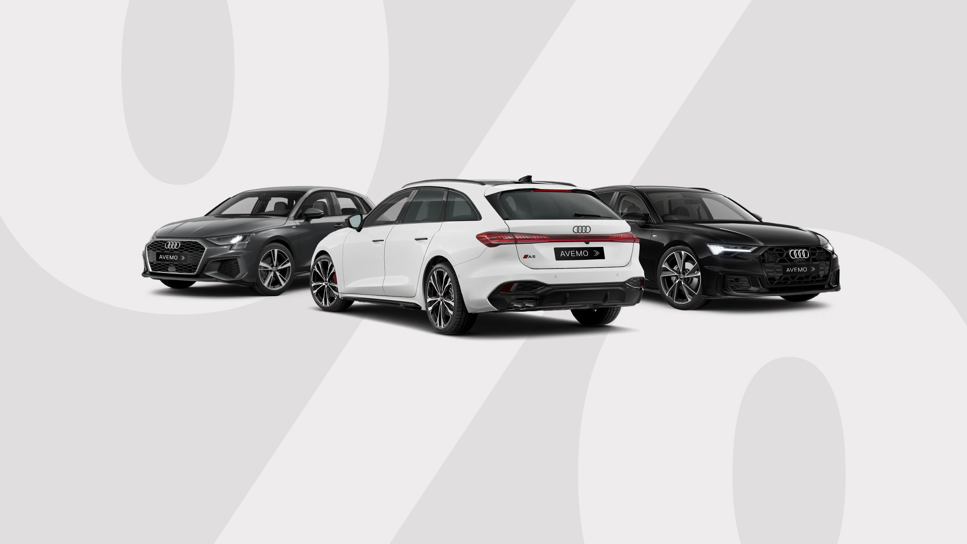 Drei Audi Fahrzeuge in Grau, Weiß und Schwarz auf einem hellgrauen Hintergrund. Das weiße Auto in der Mitte zeigt die Rückansicht mit einem AVEMO-Kennzeichen.