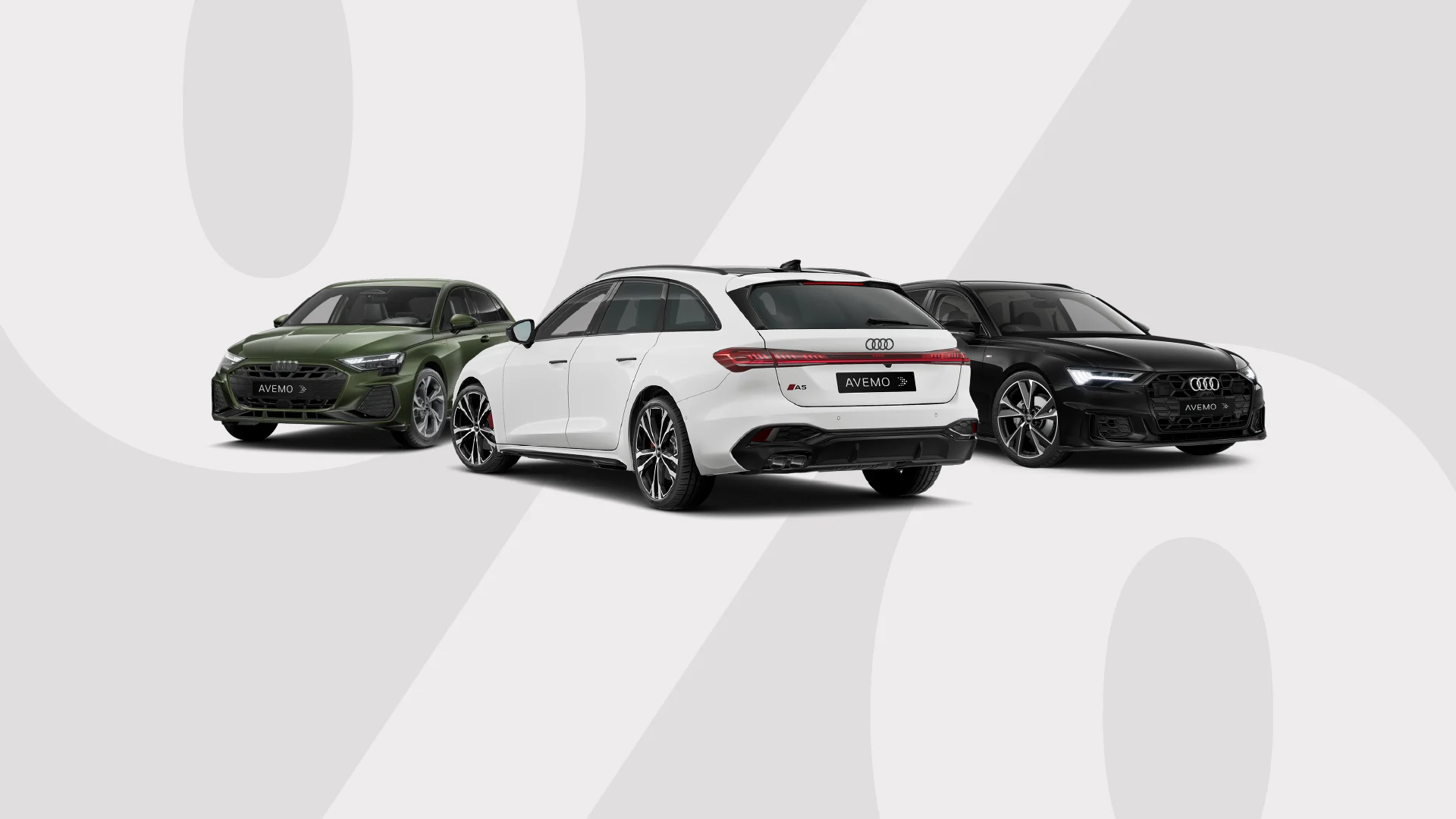 Drei Audi Fahrzeuge in Grau, Weiß und Schwarz auf einem hellgrauen Hintergrund. Das weiße Auto in der Mitte zeigt die Rückansicht mit einem AVEMO-Kennzeichen.
