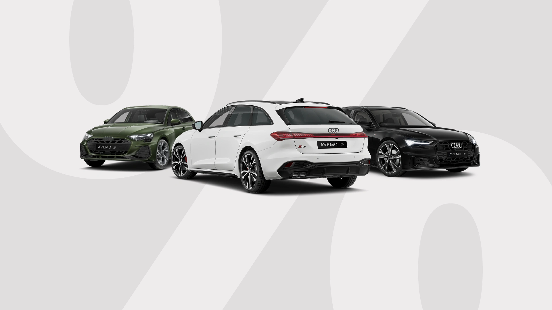 Drei Audi Fahrzeuge in Grau, Weiß und Schwarz auf einem hellgrauen Hintergrund. Das weiße Auto in der Mitte zeigt die Rückansicht mit einem AVEMO-Kennzeichen.