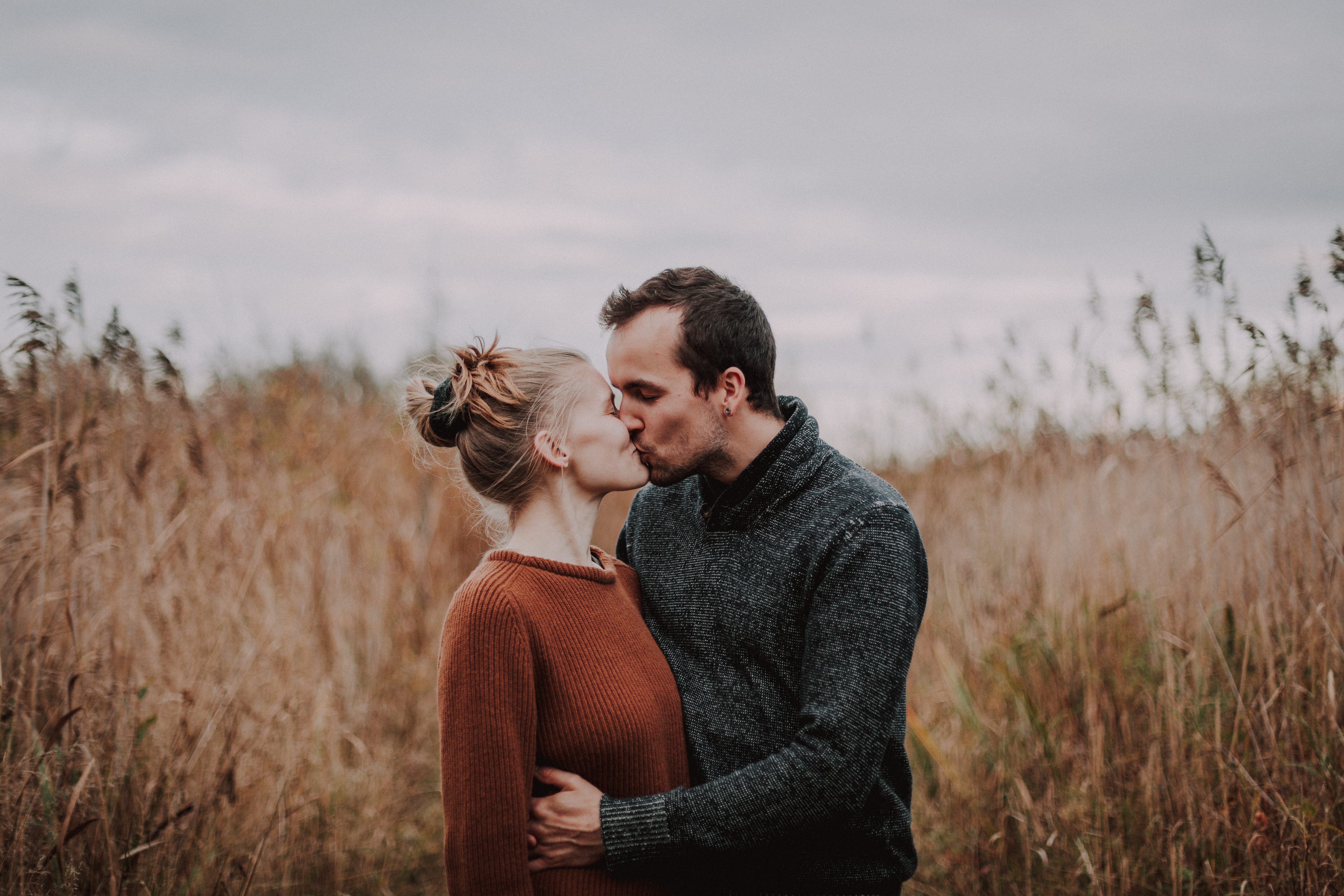 Pariskunta suutelee parikuvauksen aikana Lammassaaressa Helsingissä