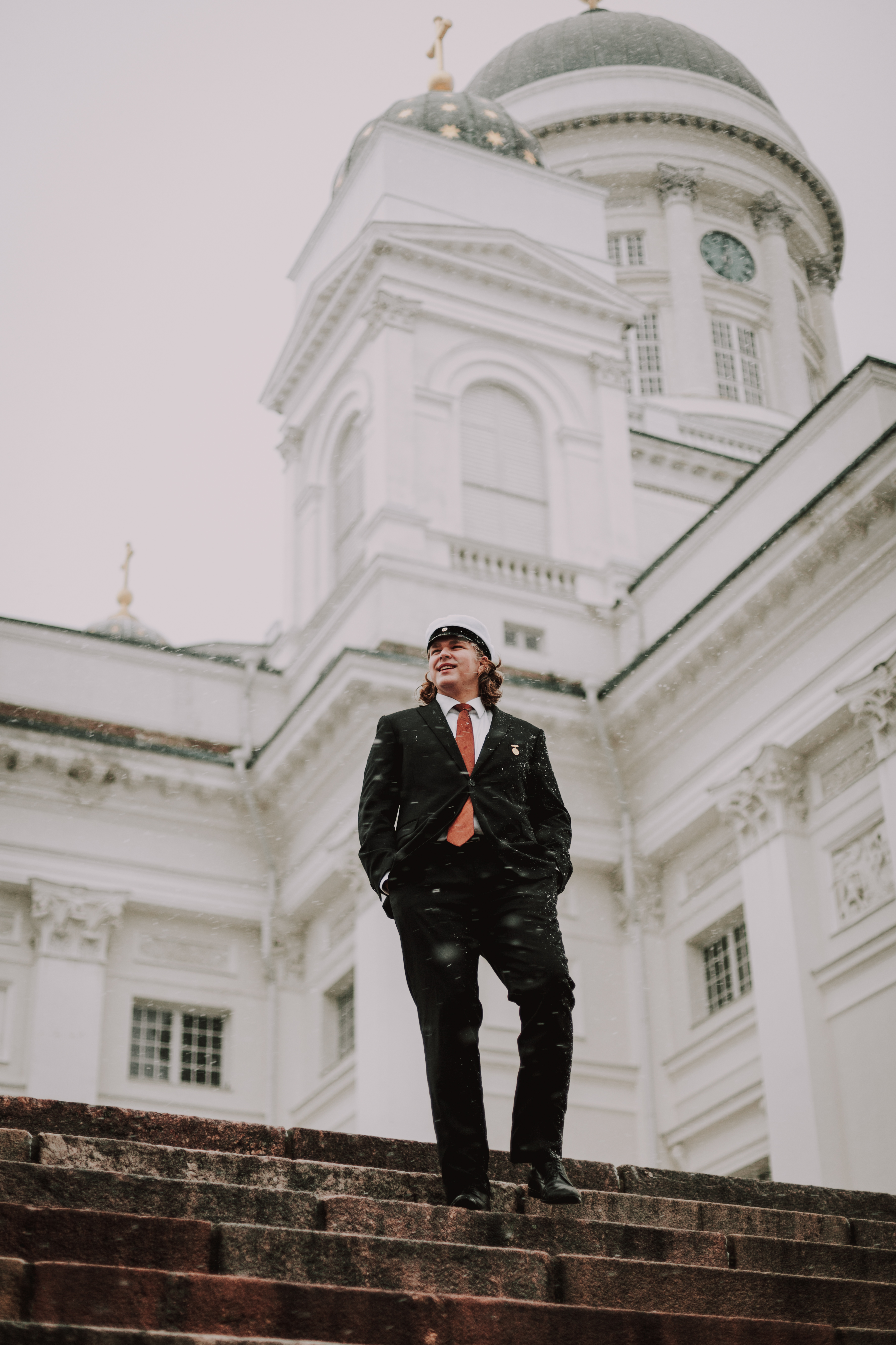 Ylioppilas yo-kuvauksessa Helsingin Tuomiokirkolla