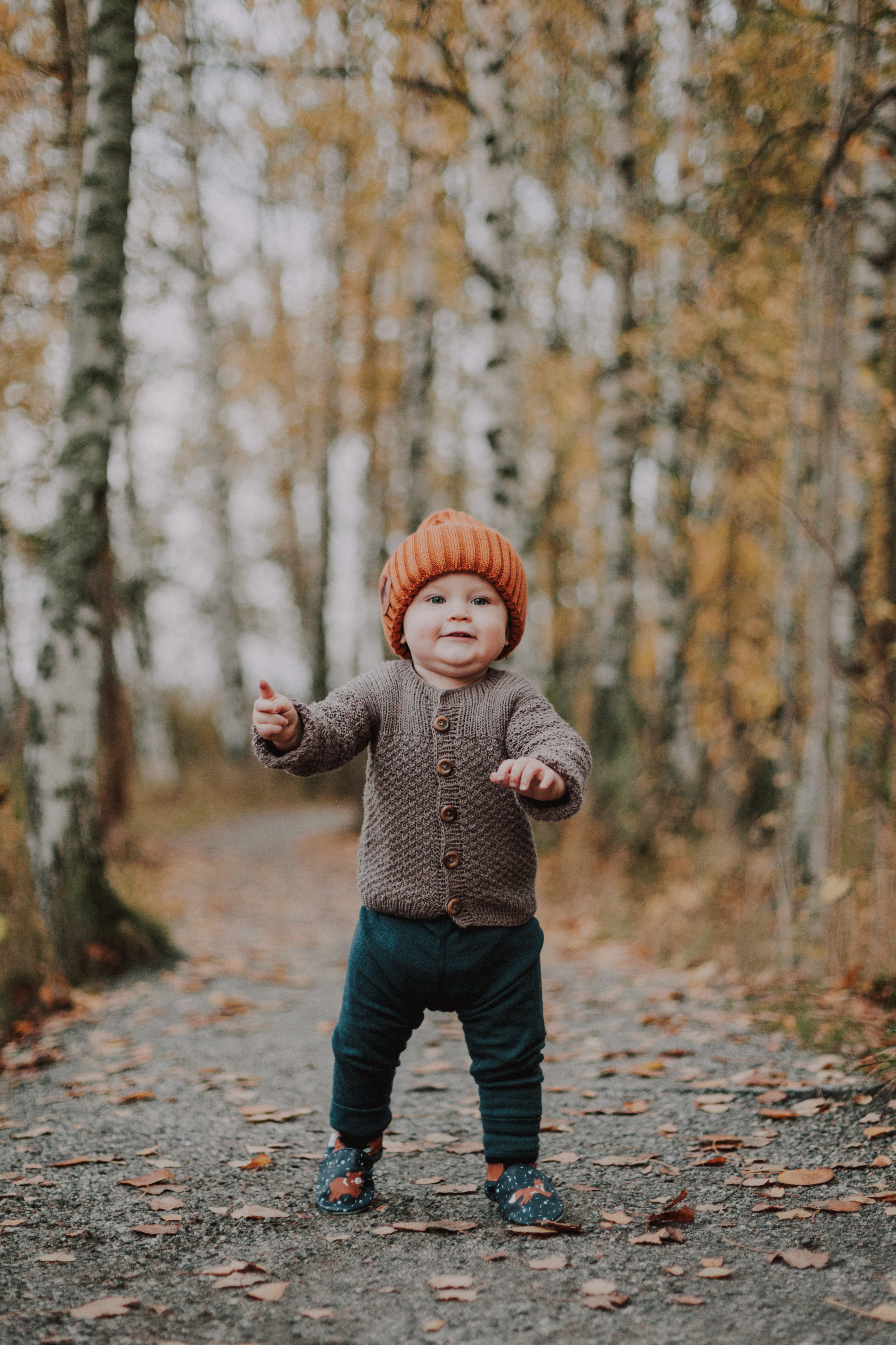 Vauva taapertaa metsätiellä 1-vuotiskuvauksessa Lammassaaressa Helsingissä