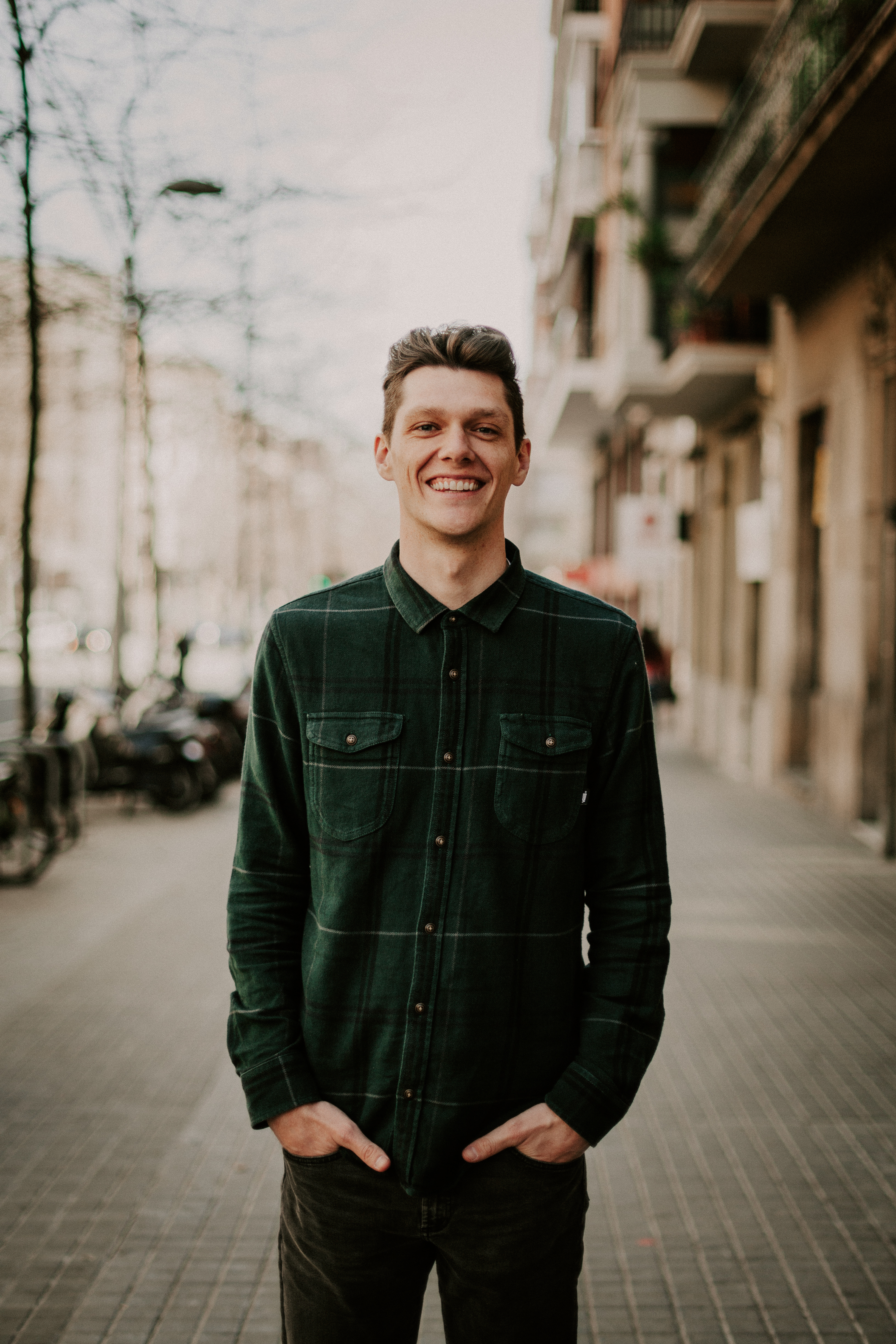 Henkilöbrändikuvauksessa mies seisoo kädet taskuissa kadulla