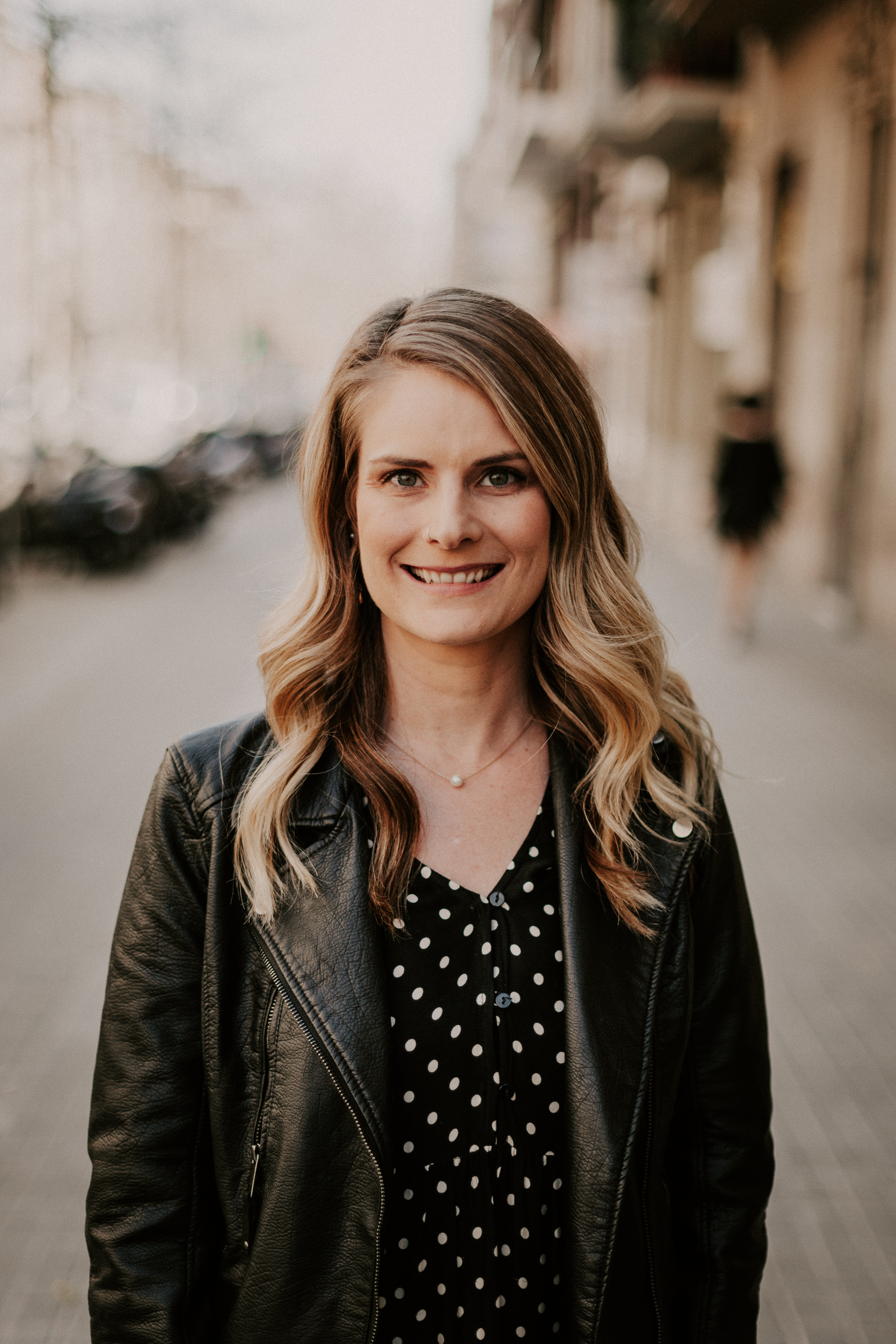 Nainen seisoo pihalla yrityksen henkilökuvauksessa