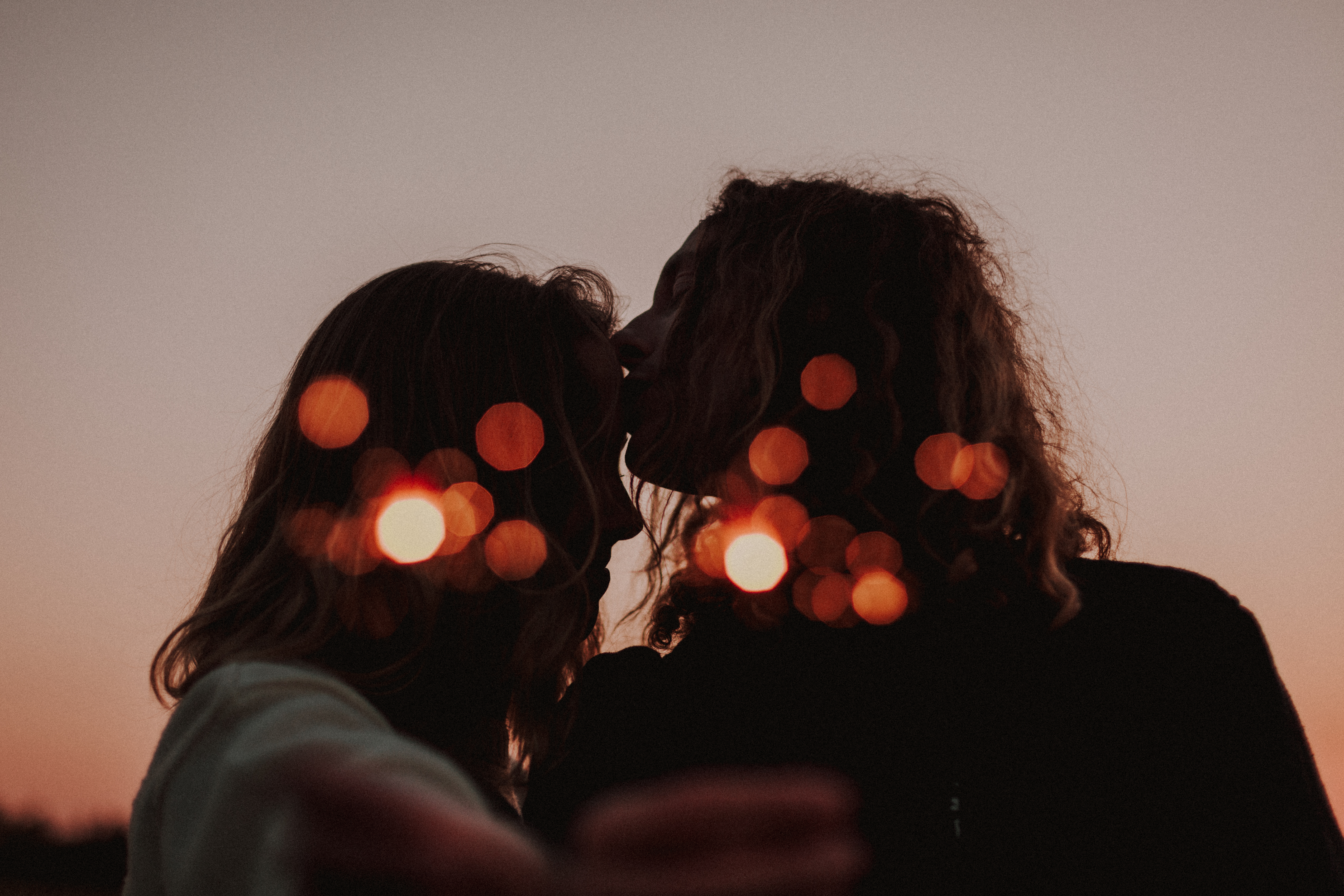 Parikuvaus auringonlaskussa valotikkujen kanssa