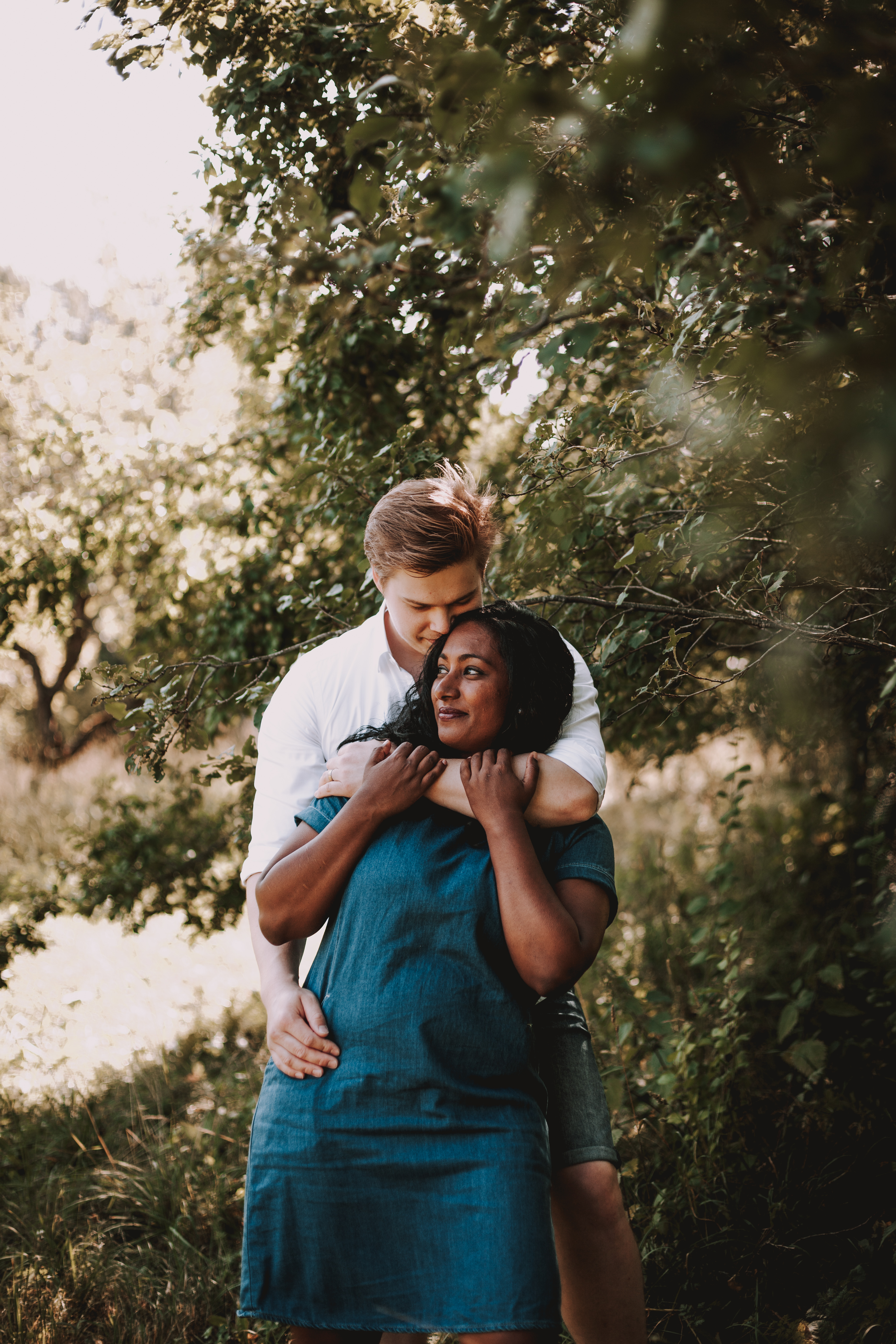 Pariskunta Malminkartanon Omenatarhassa Helsingissä parikuvauksesen tai potrettikuvauksen aikana