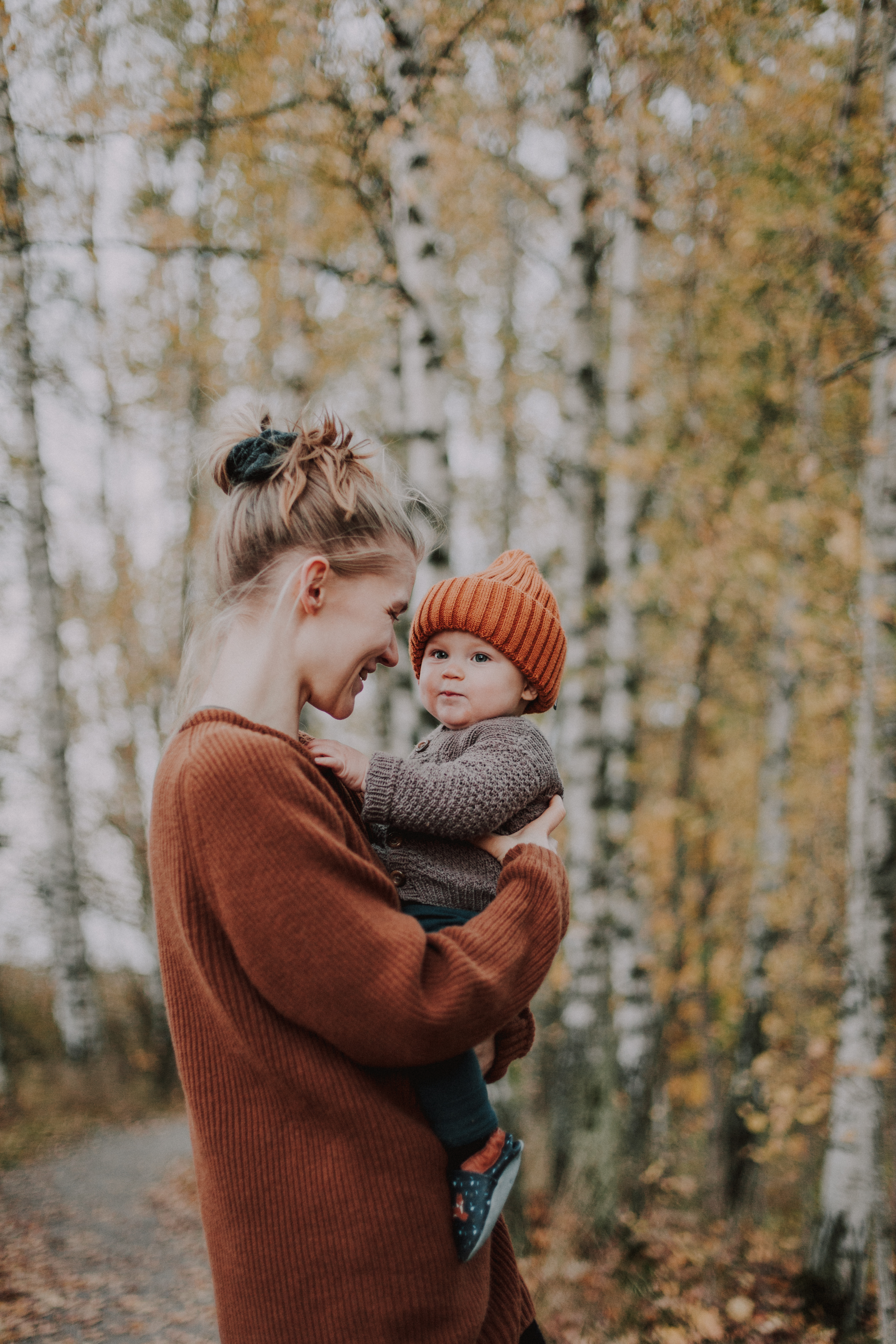 1-vuotias äidin sylissä perhekuvauksessa Lammassaaressa Helsingissä