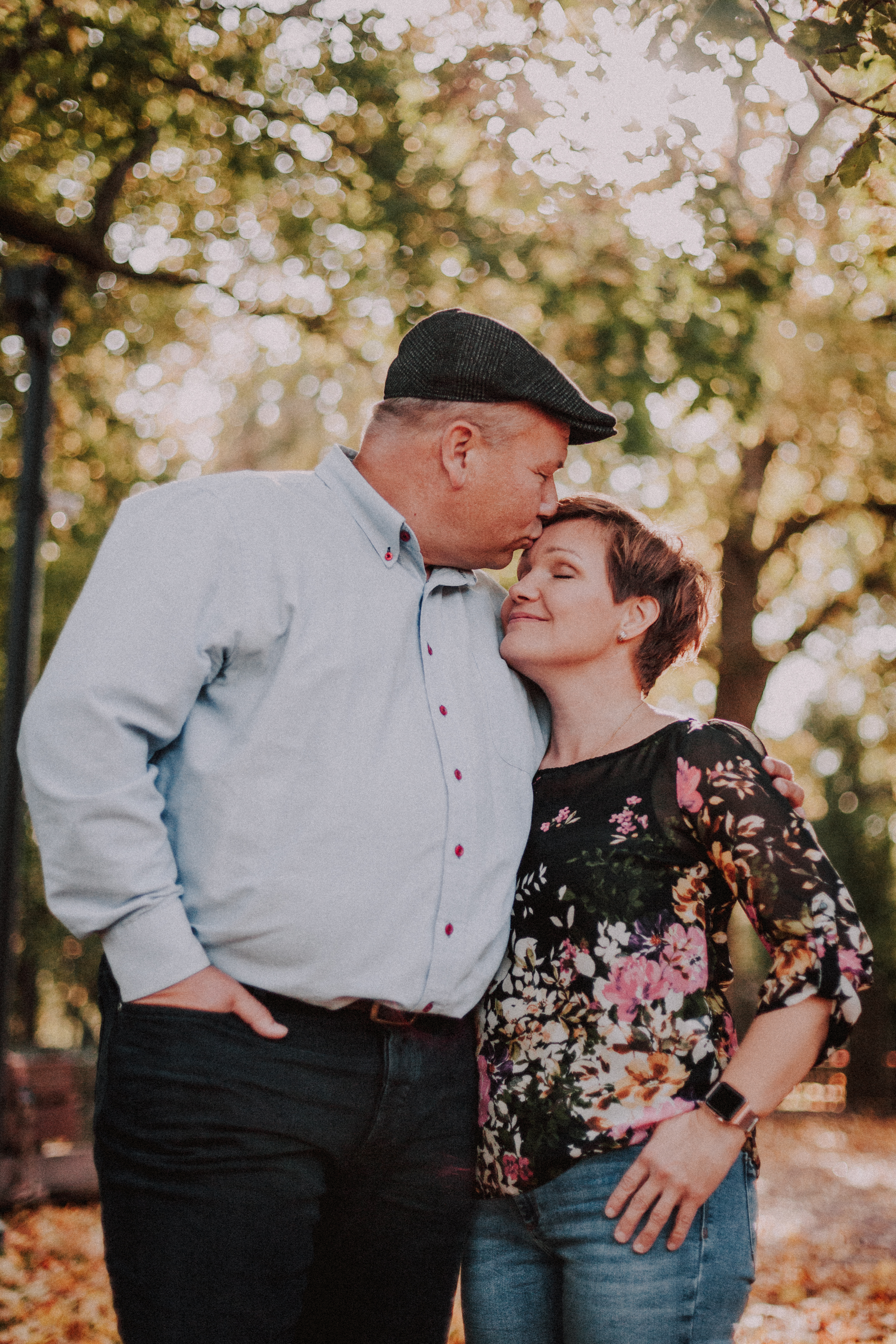 Pariskunta parikuvauksessa syksyllä Pyhän Laurin kirkolla Vantaalla