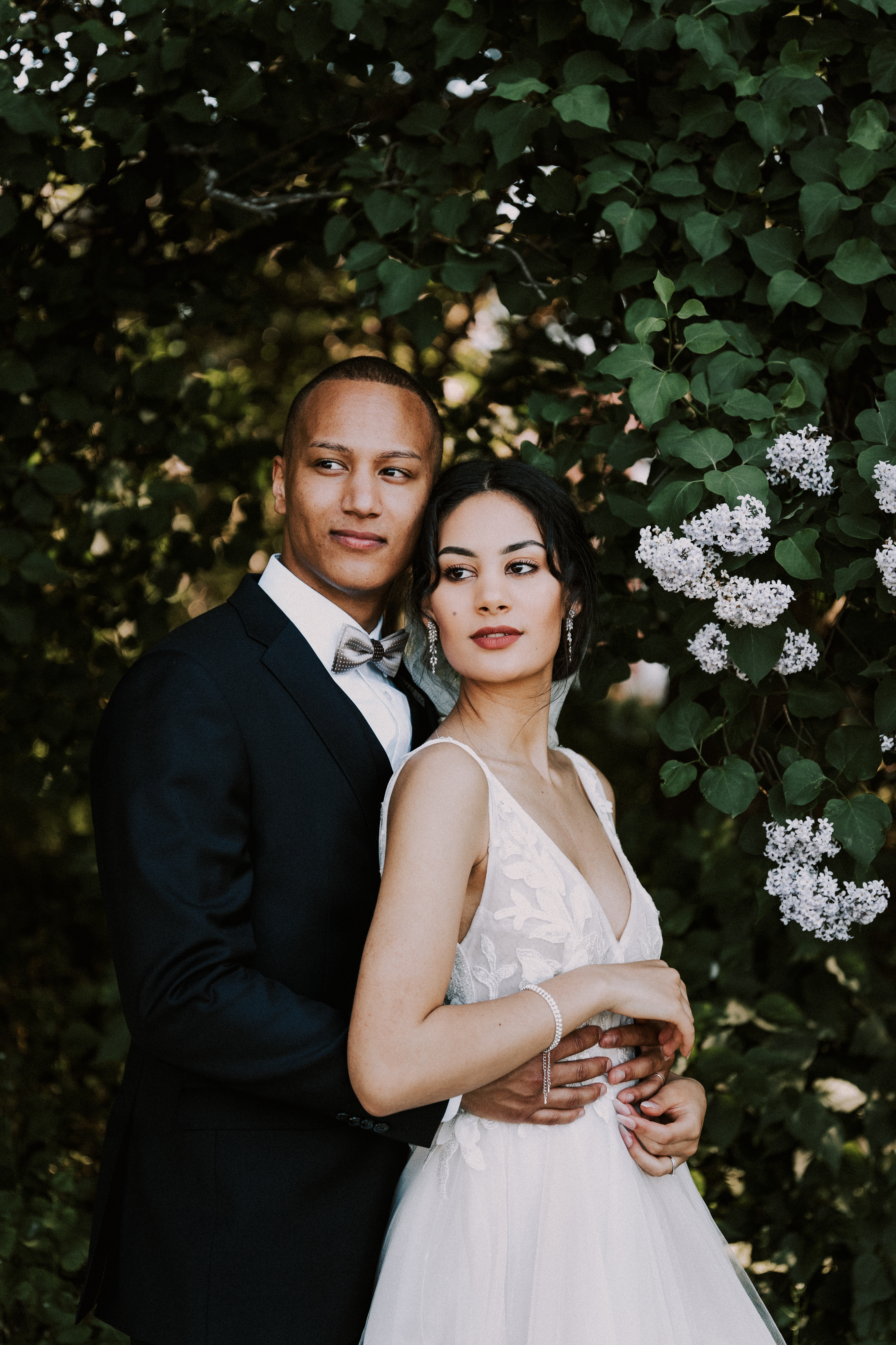 Hääpari kesähäiden hääkuvauksessa Helsingissä luontomiljöössä