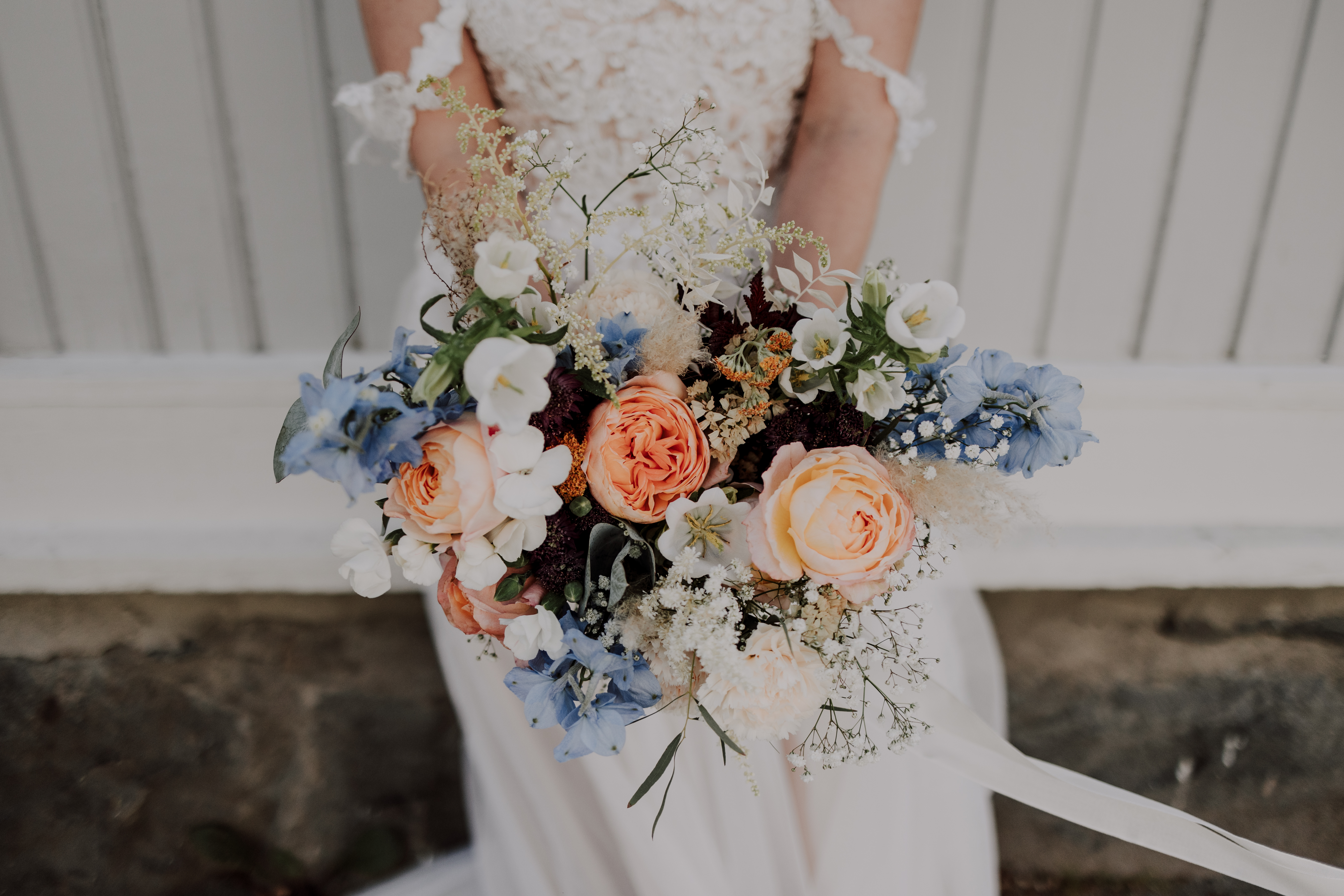 värikäs hääkimppu